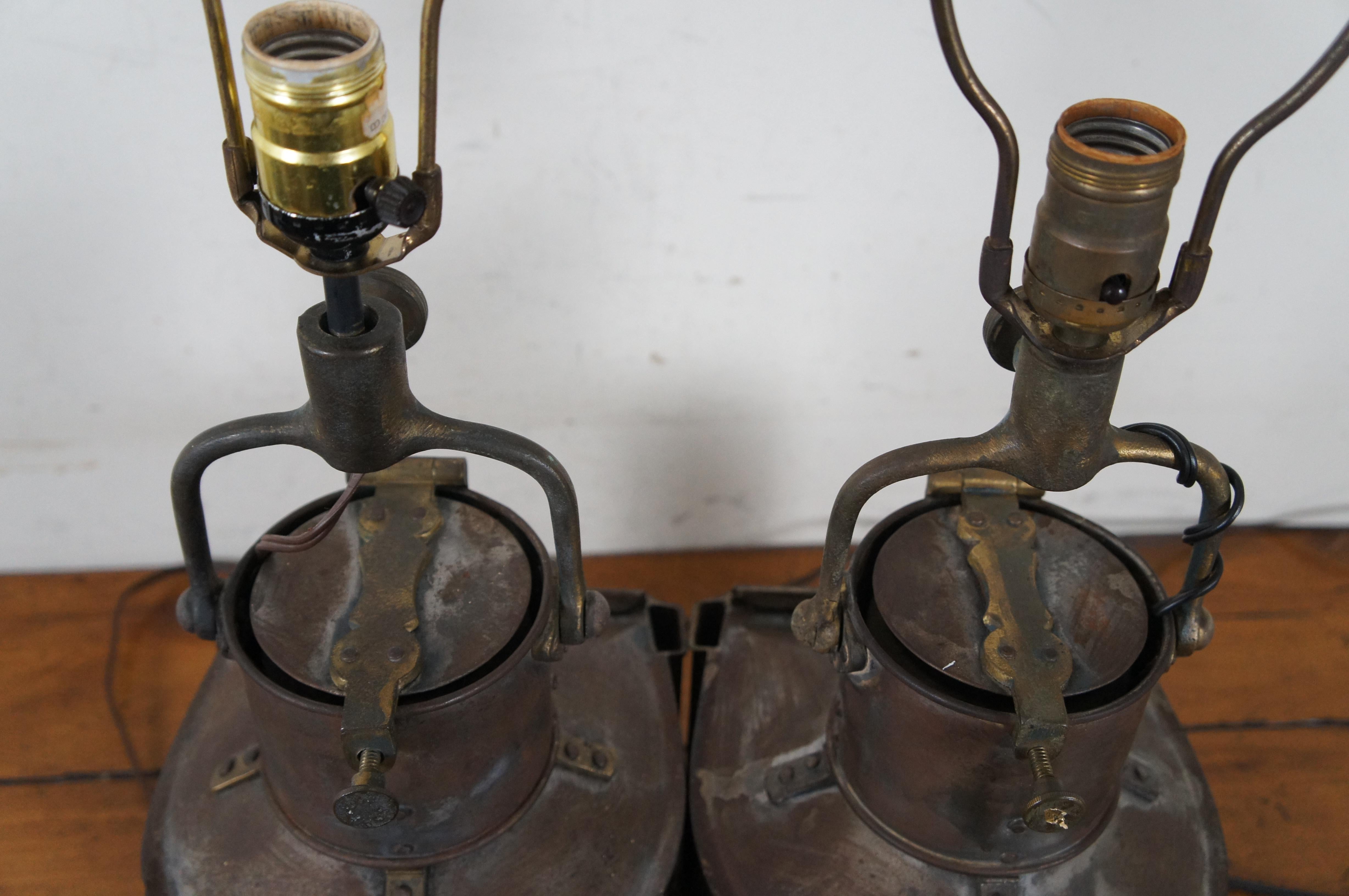 2 Lampes de table anglaises WWII Masthead Patt 25A Nautical Martime Marine Lantern en vente 1