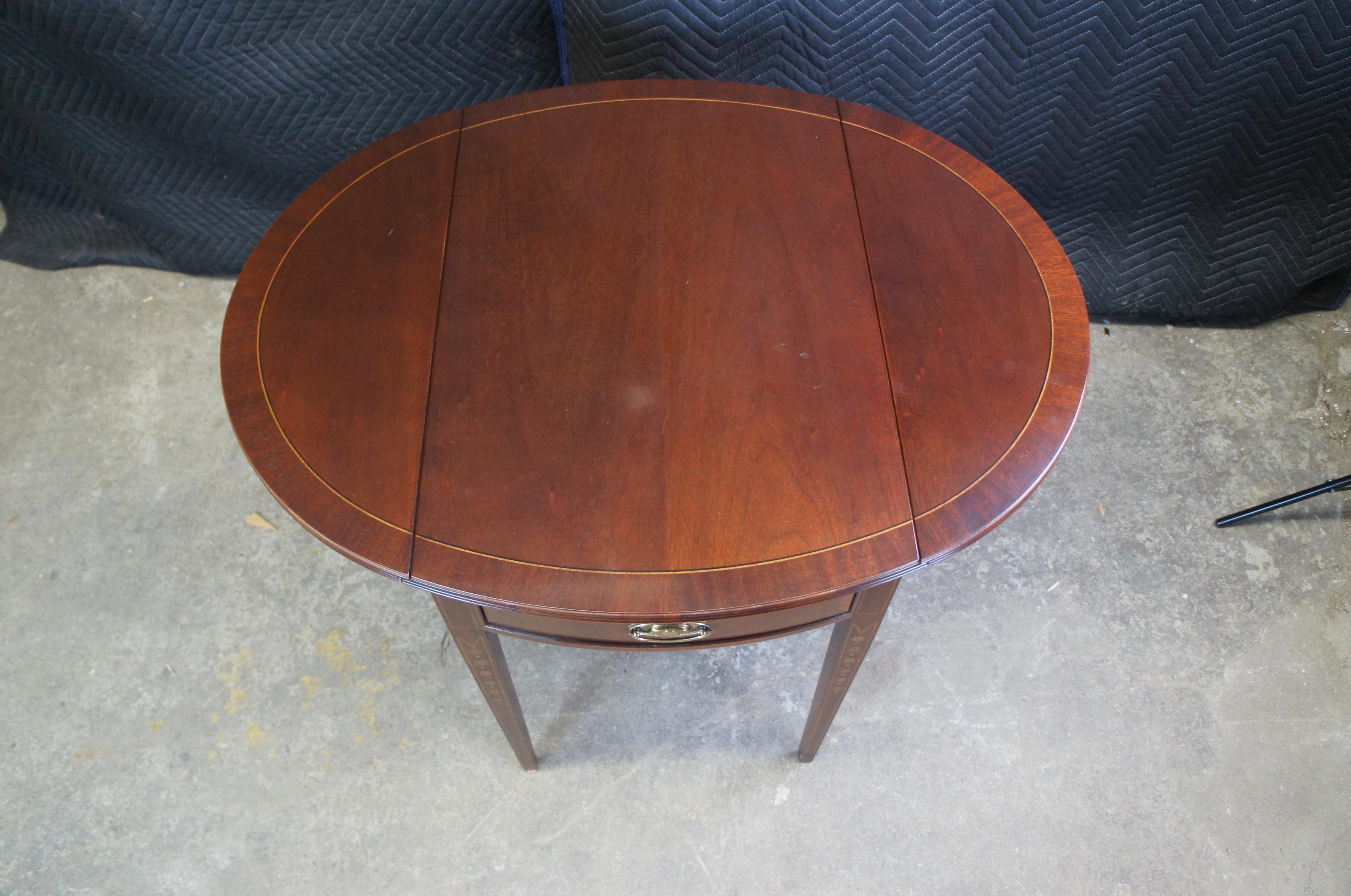 2 Ethan Allen 18th Century Mahogany Pembroke Tables Sheraton Hepplewhite 22-8504 In Good Condition In Dayton, OH