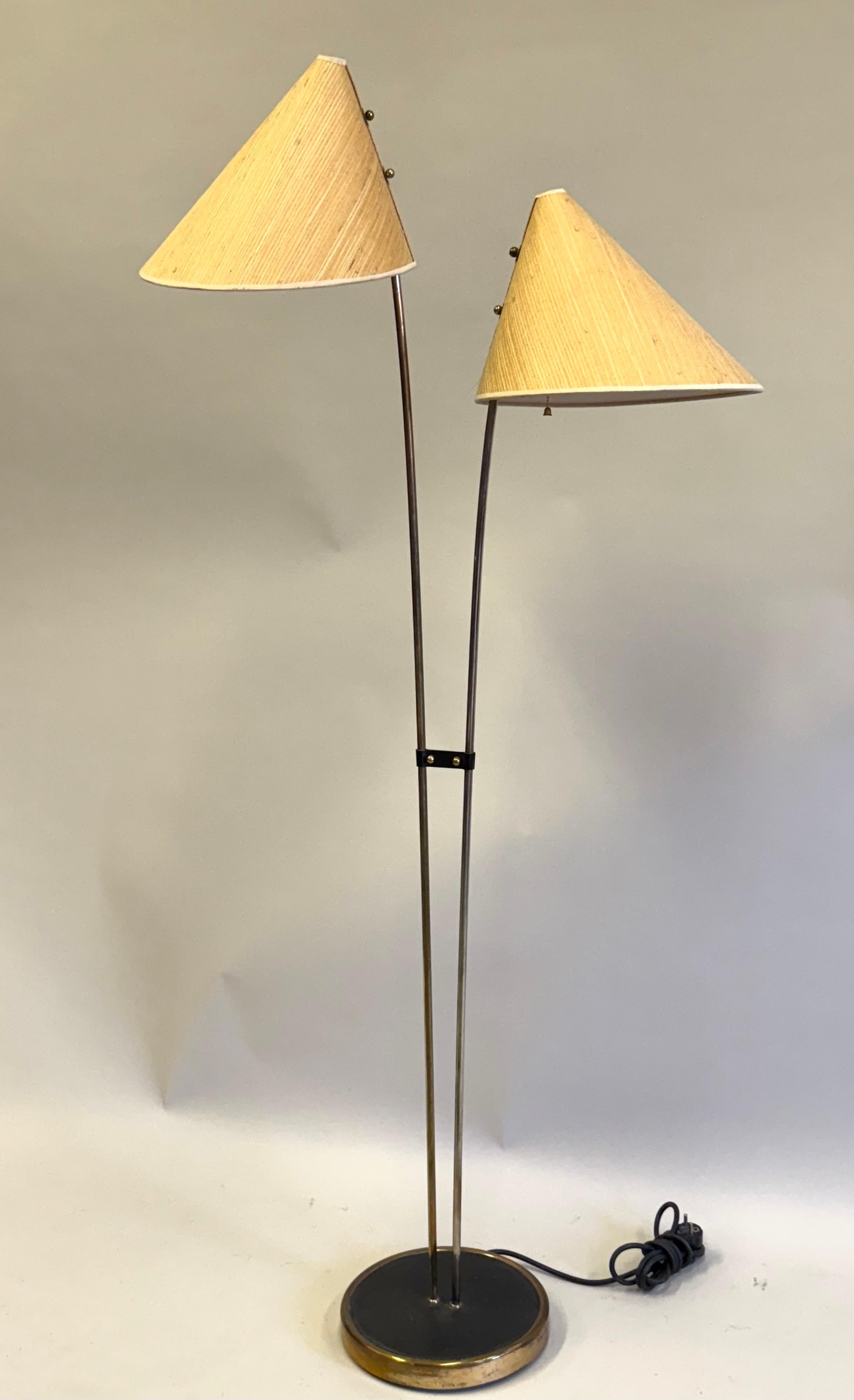 2 rare lampade da terra europee del Mid-Century Modern dell'influente designer austriaco Art Deco / Modernista,  Karl Hagenauer. Le lampade hanno una forma innovativa e poetica, che unisce il modernismo spoglio al movimento aggraziato delle forme