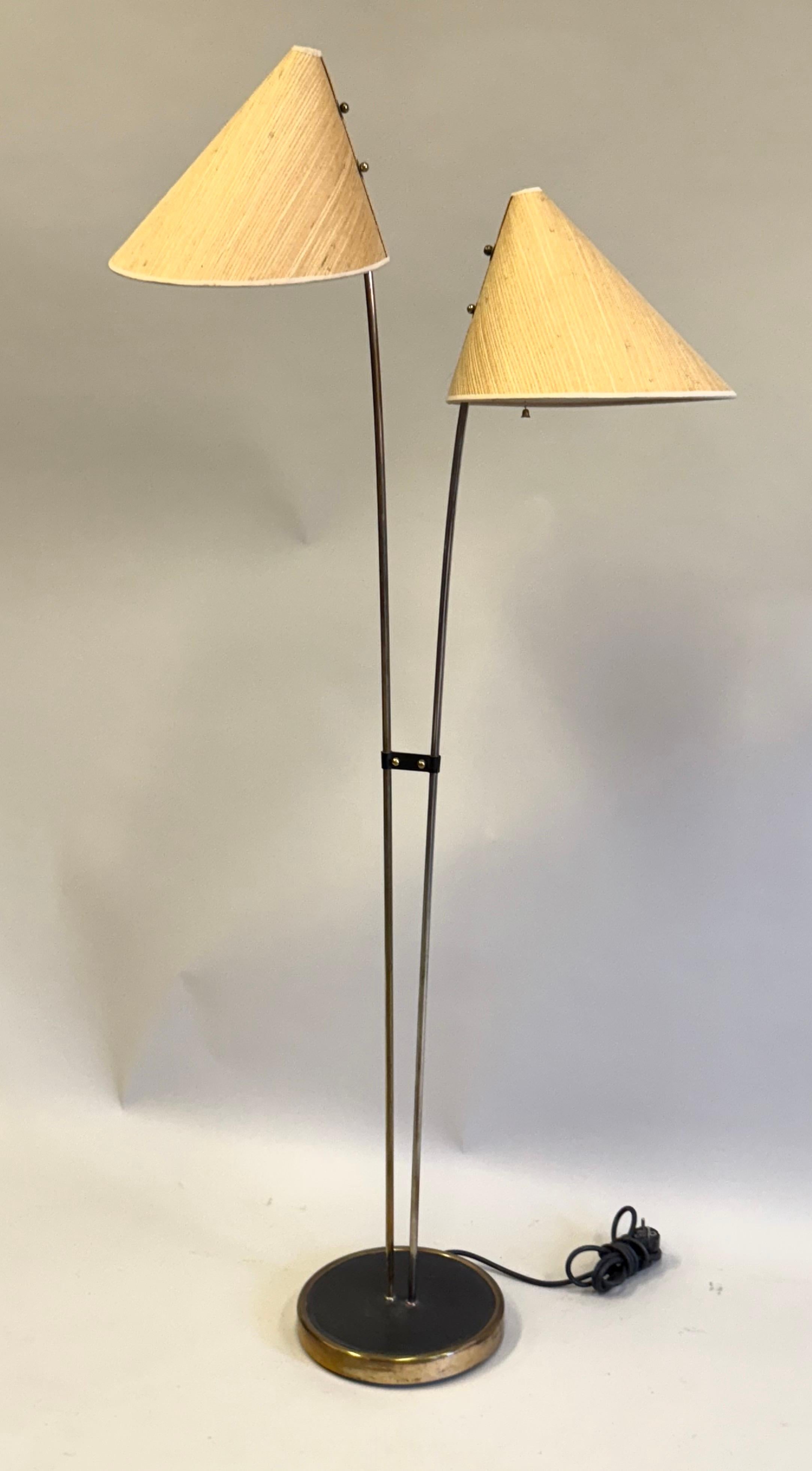Fatto a mano 2 Lampade da terra europee della metà del secolo moderno / tardo Art Deco di Karl Hagenauer in vendita