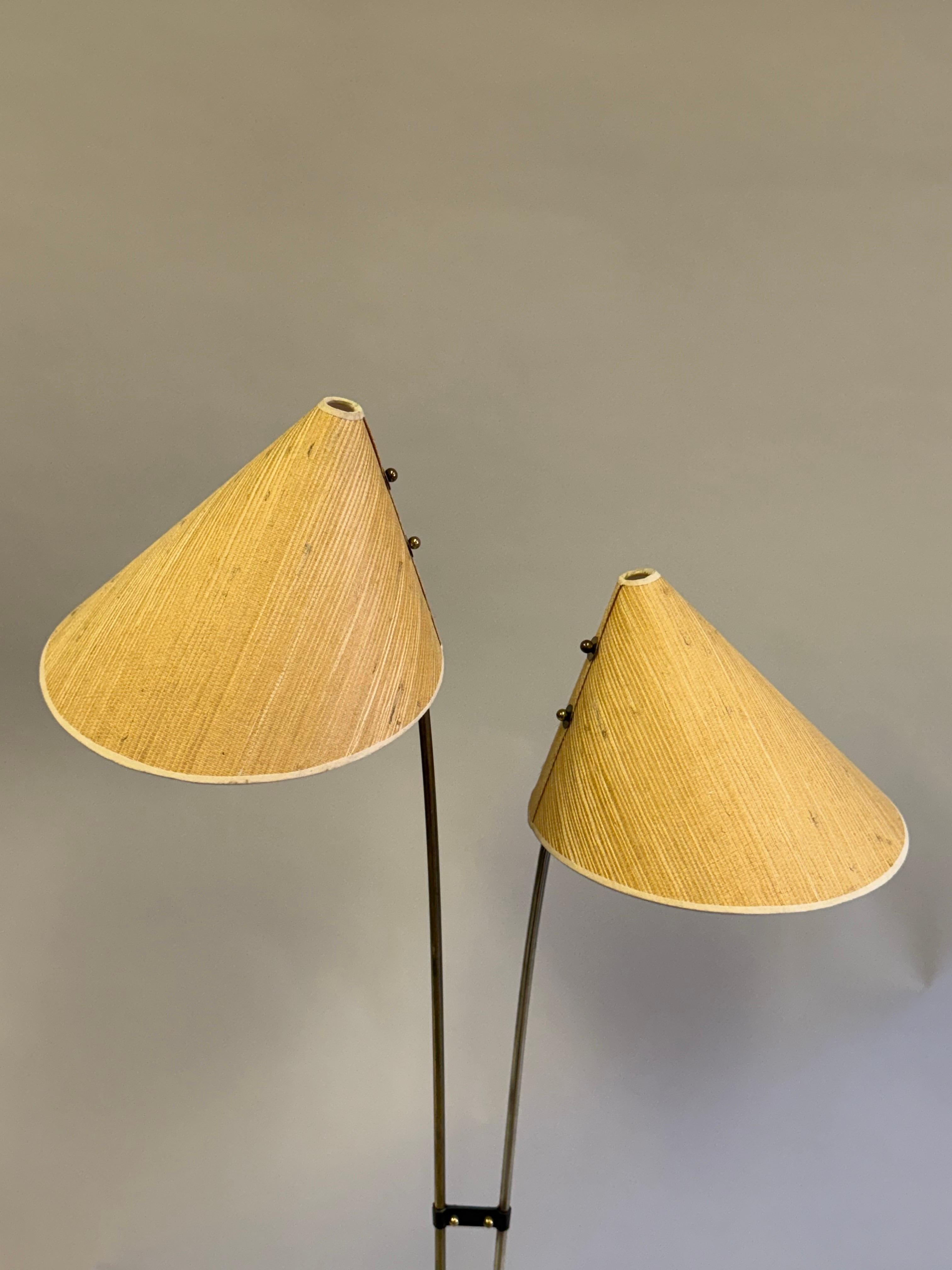 Ottone 2 Lampade da terra europee della metà del secolo moderno / tardo Art Deco di Karl Hagenauer in vendita