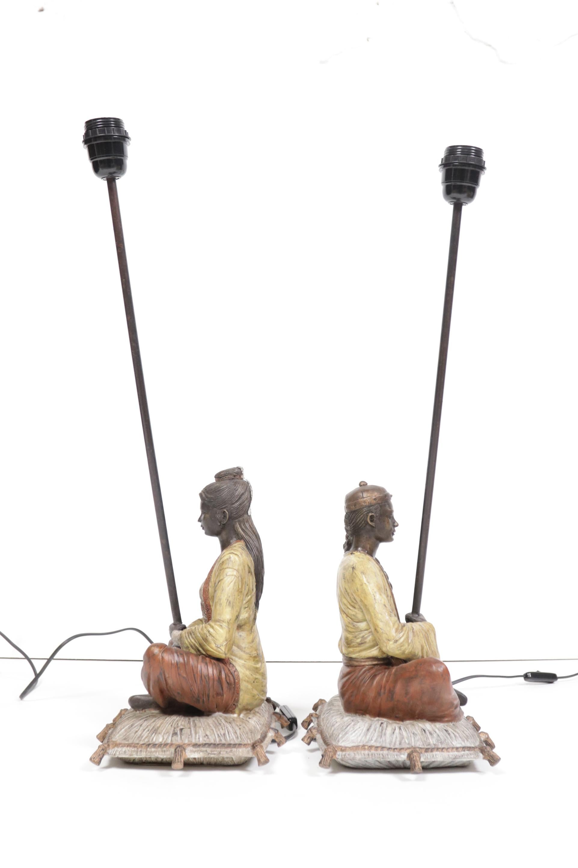 2 lampes de bureau exclusives en laiton représentant une femme et un homme sur un coussin en vente 6