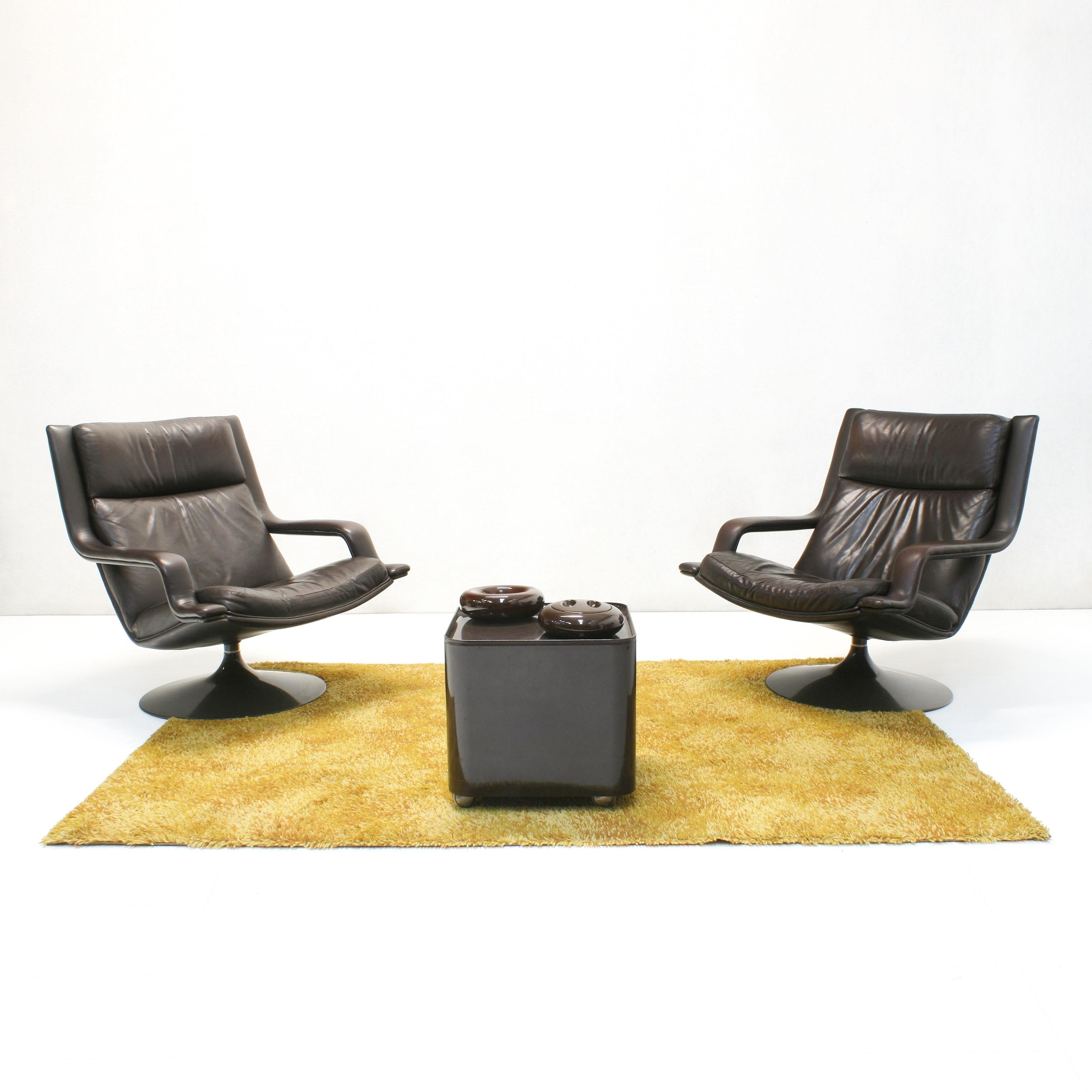 Tolles Loungesessel-Set von Geoffrey David Harcourt, entworfen für Artifort. Diese mit braunem Leder bezogenen Sessel auf einem Drehgestell aus Kunststoff stammen aus den 1970er Jahren und befinden sich in einem guten Vintage-Zustand mit leichter