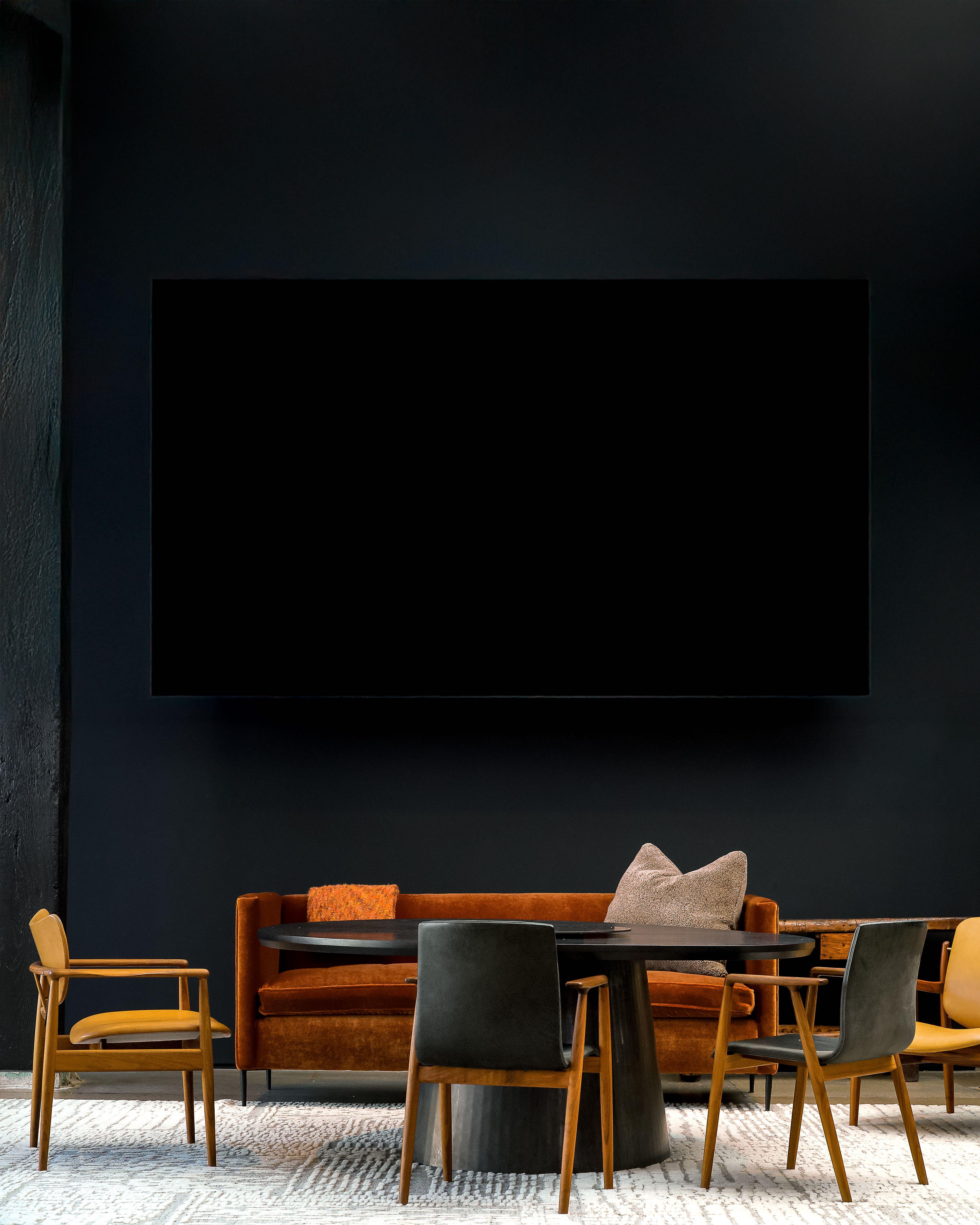 #2 Final Payment - Alexandra Round Dining Table In New Condition For Sale In Victoria, BC