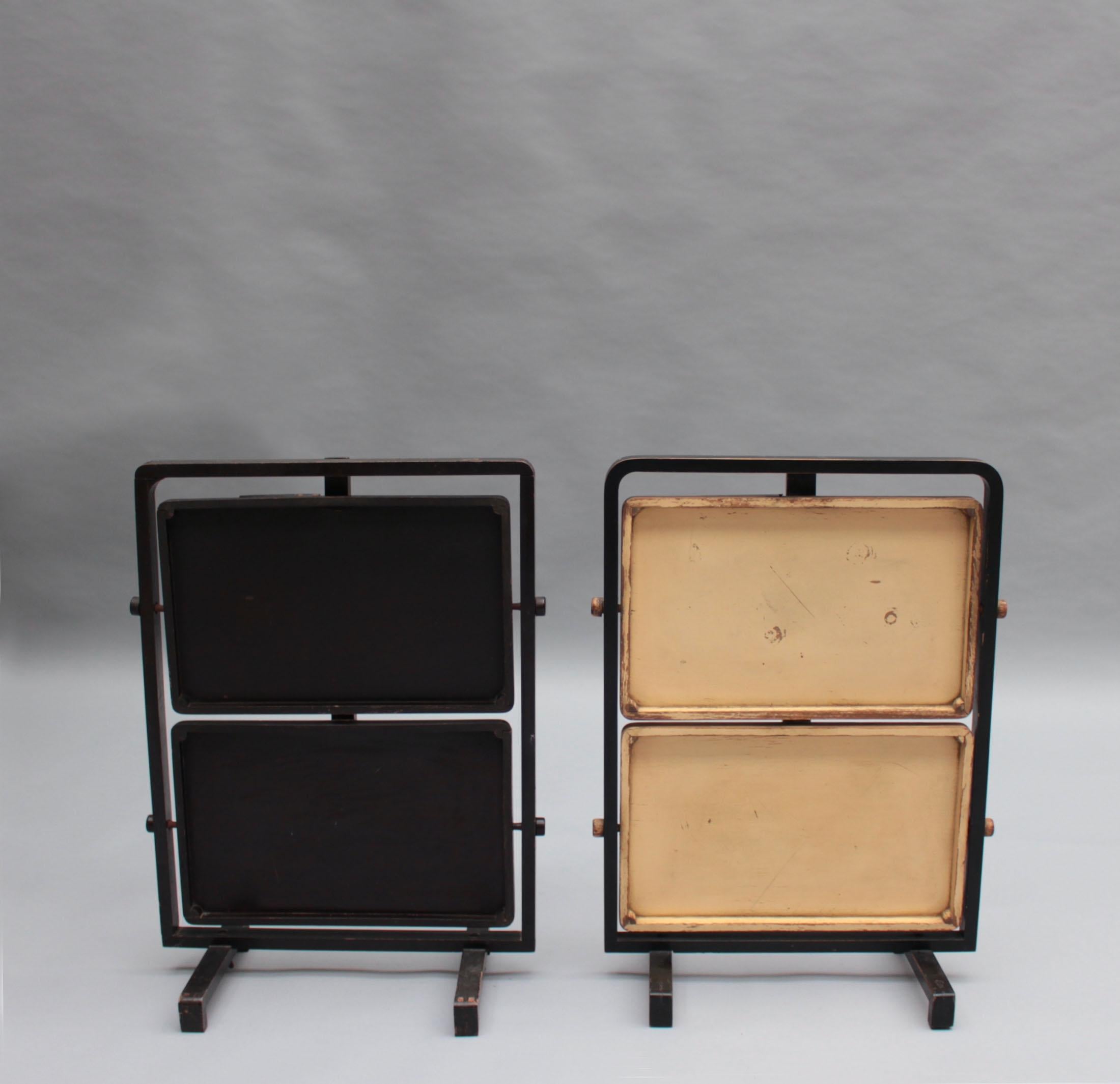2 schöne französische faltbare Beistelltische aus Holz der 1930er Jahre von Le Meuble Geisha im Angebot 4