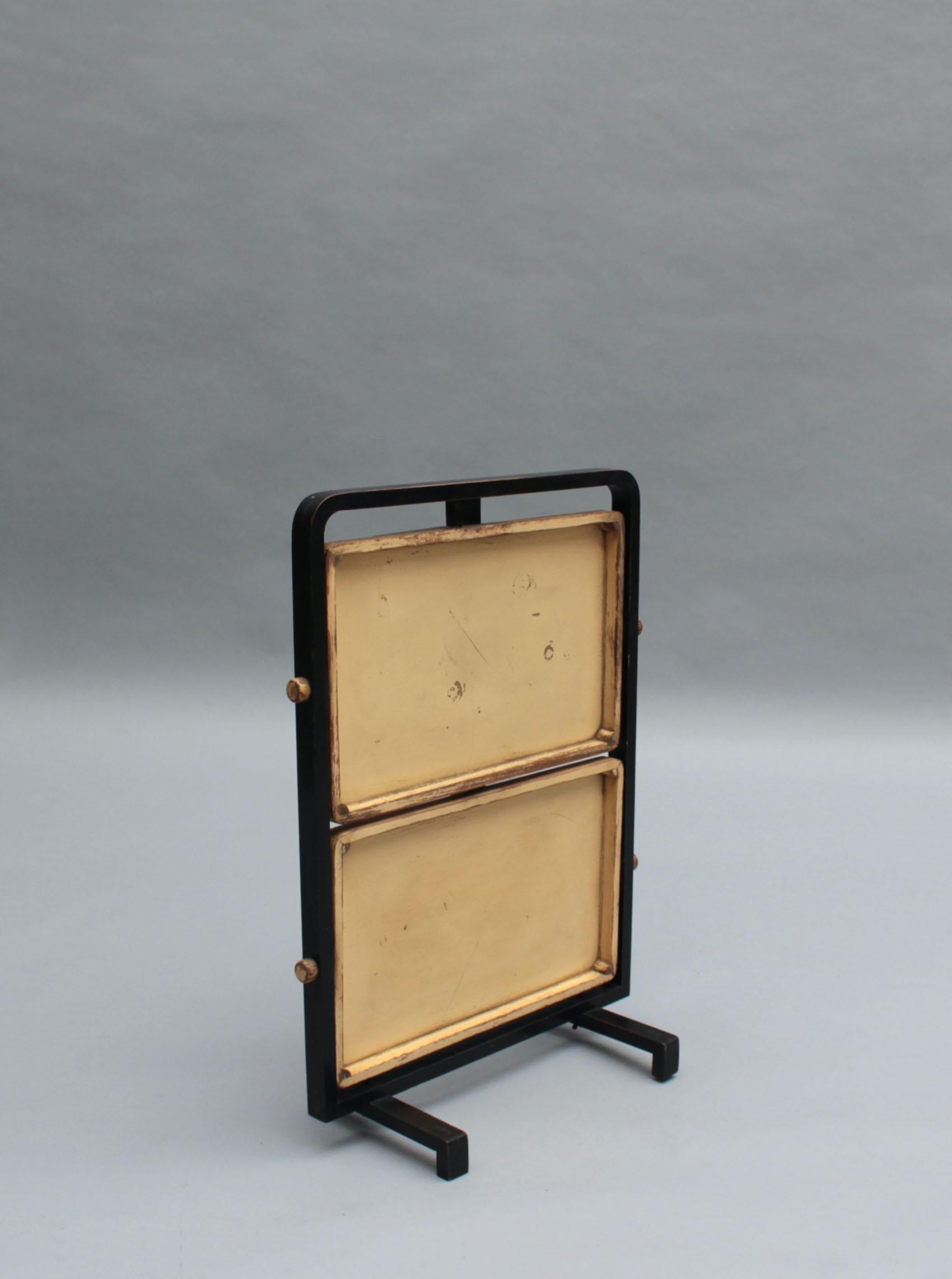 2 schöne französische faltbare Beistelltische aus Holz der 1930er Jahre von Le Meuble Geisha im Angebot 11