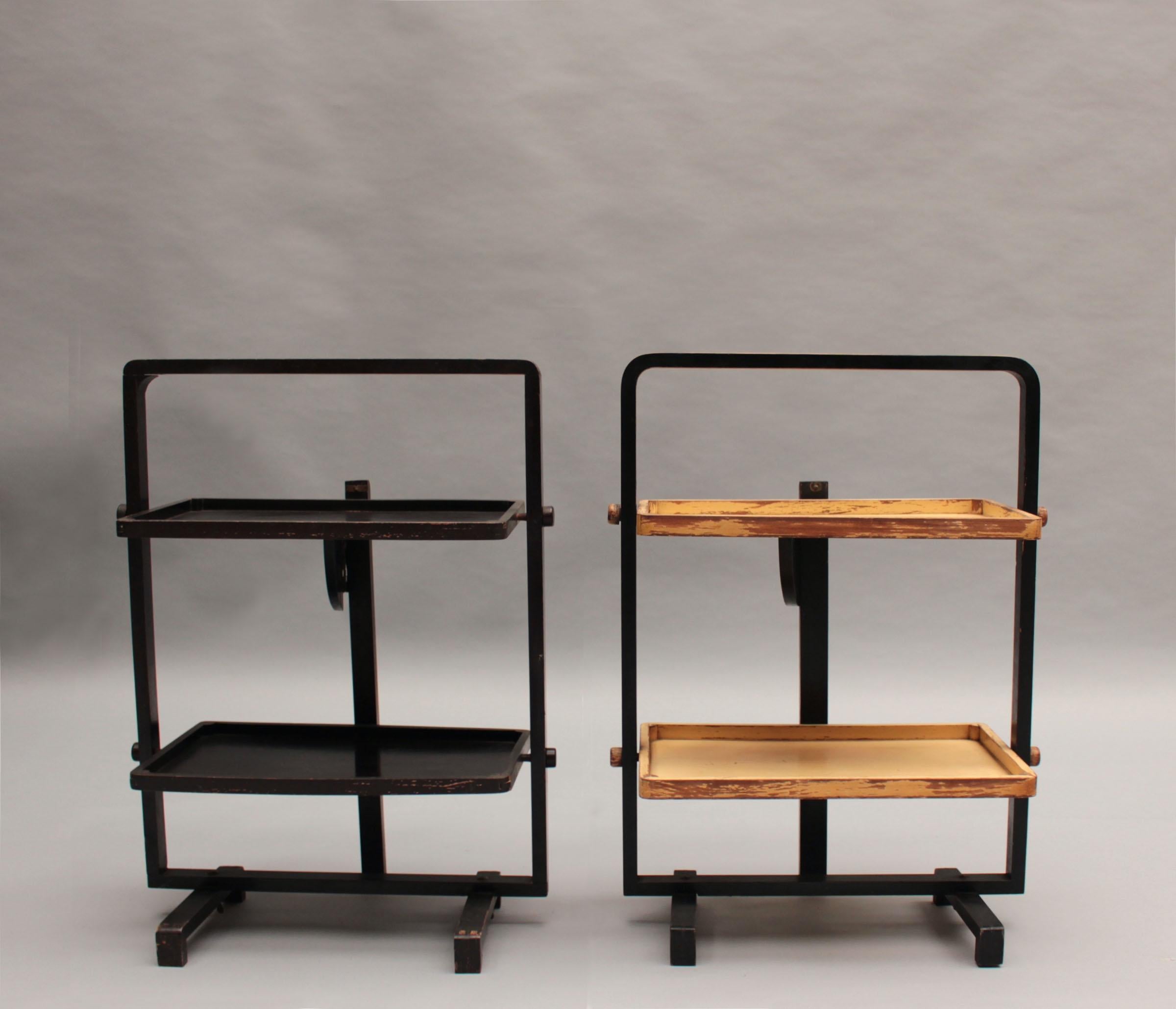 Le Meuble Geisha - Ein Paar französischer Art Deco Beistelltische aus Holz, einer schwarz lackiert, der zweite cremefarben und schwarz.
Dieses Modell (mit Stroheinlegearbeiten veredelt) wurde für ein Dekor von Andre Groult verwendet.
Kann als