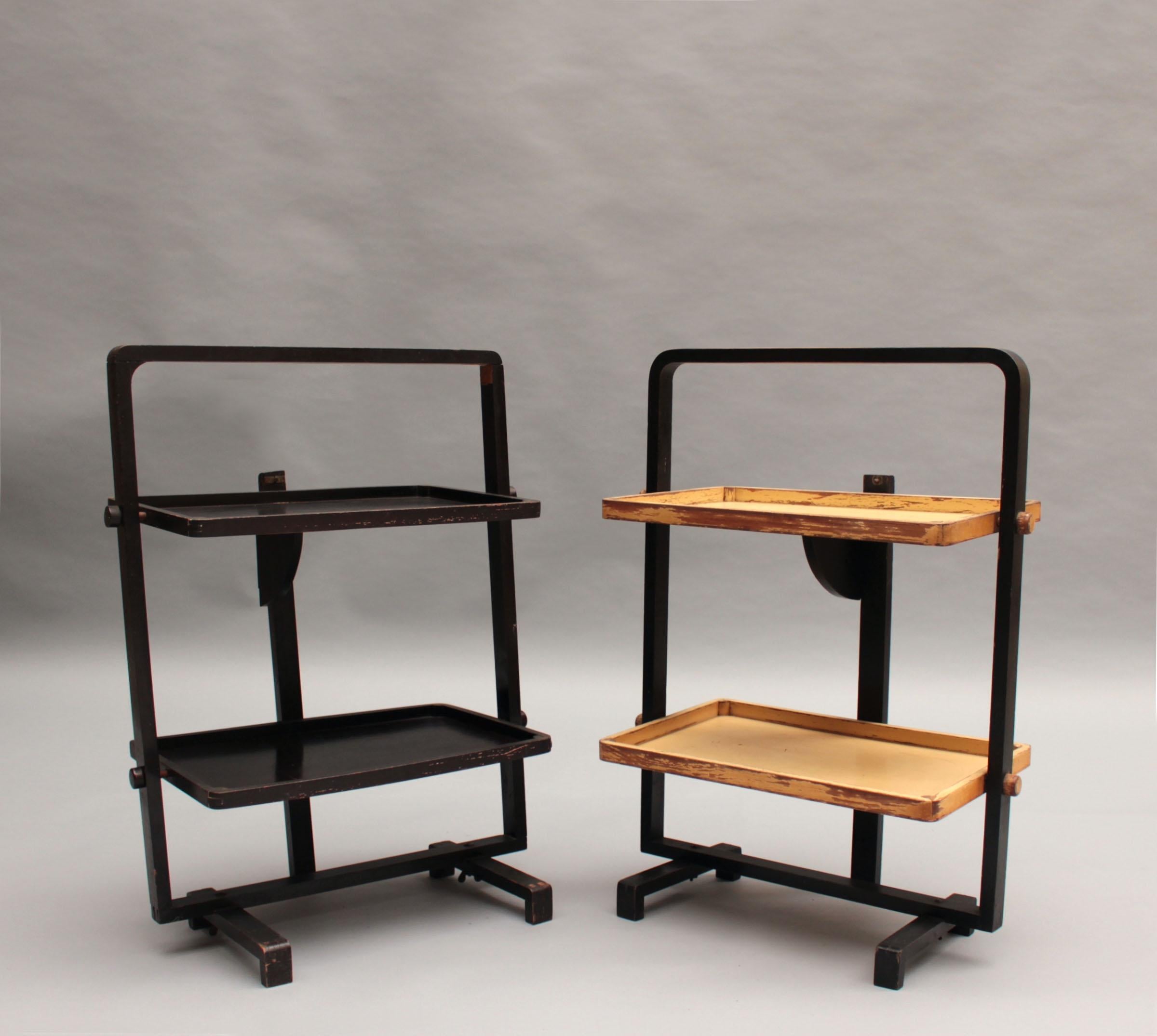 2 schöne französische faltbare Beistelltische aus Holz der 1930er Jahre von Le Meuble Geisha (Art déco) im Angebot