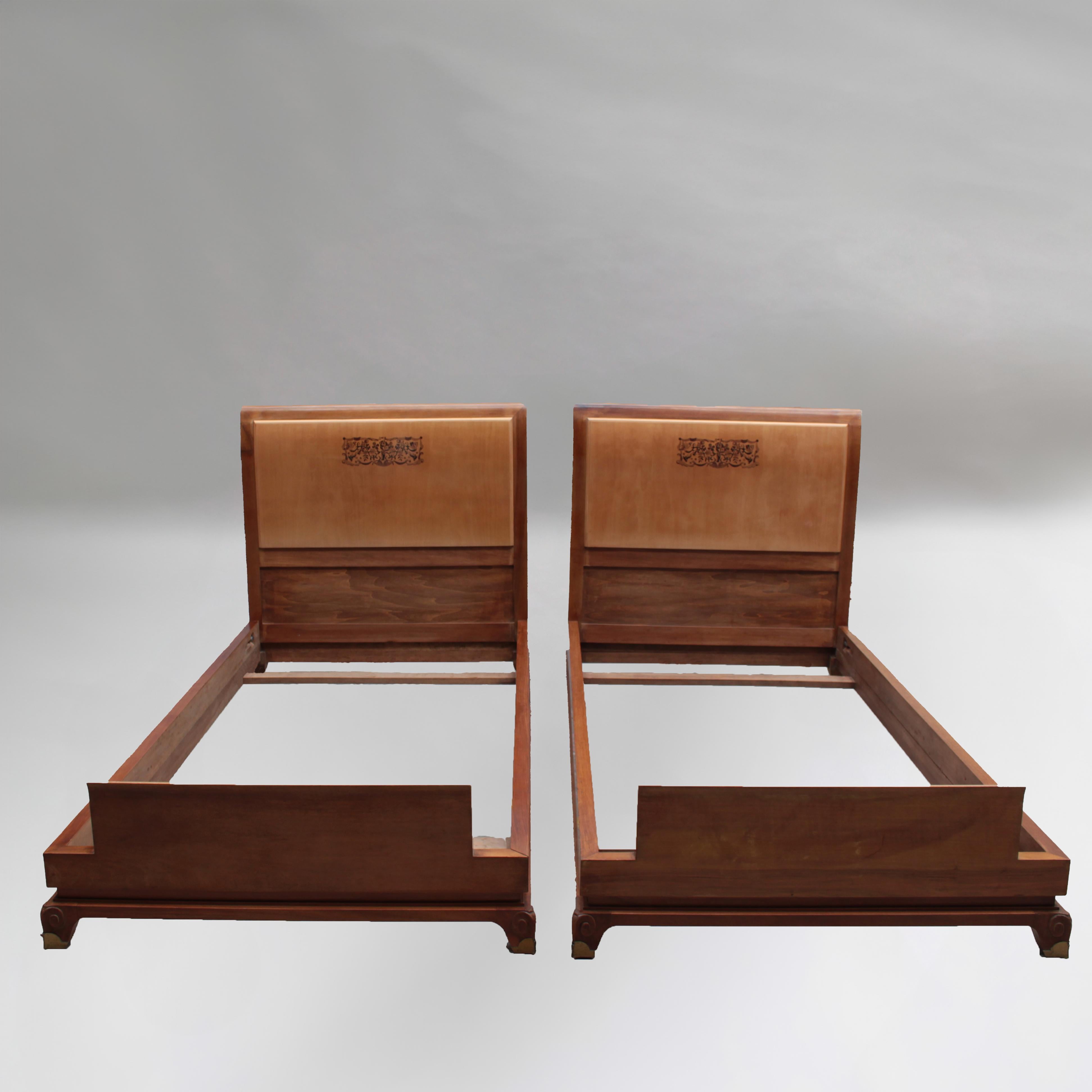 Jean Pascaud (1903-1996) - Zwei schöne französische Bettgestelle im Art Déco-Stil mit einem Rahmen aus Nussbaumholz, einem Kopfteil aus Sykomorenholz und Intarsien sowie Bronze-Sabots.

Der Preis gilt pro Rahmen.