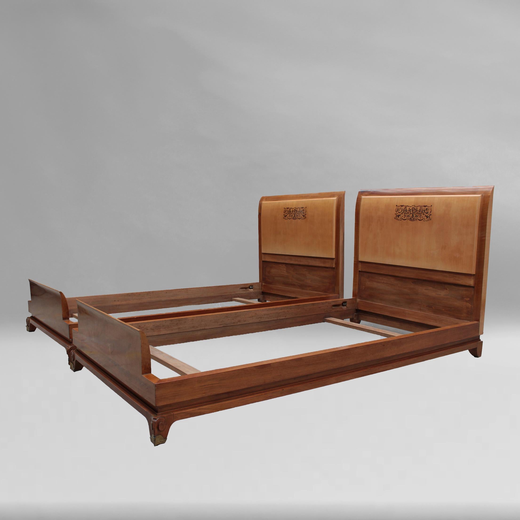 2 schöne französische Bettgestelle von Jean Pascaud aus den 1940er Jahren (Art déco) im Angebot