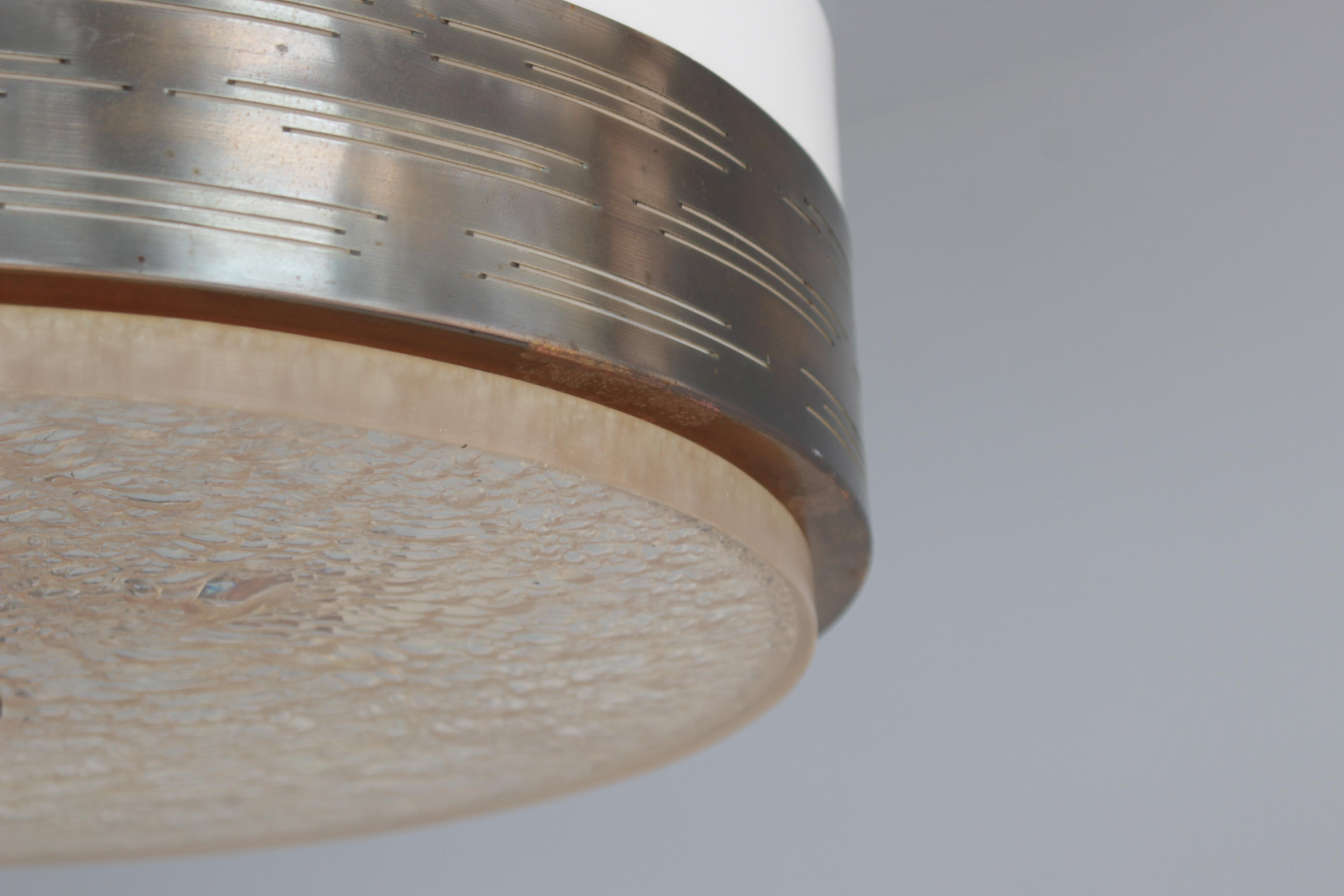 2 raffinati pendenti francesi degli anni '60 in Dallux, metallo e perspex in vendita 7