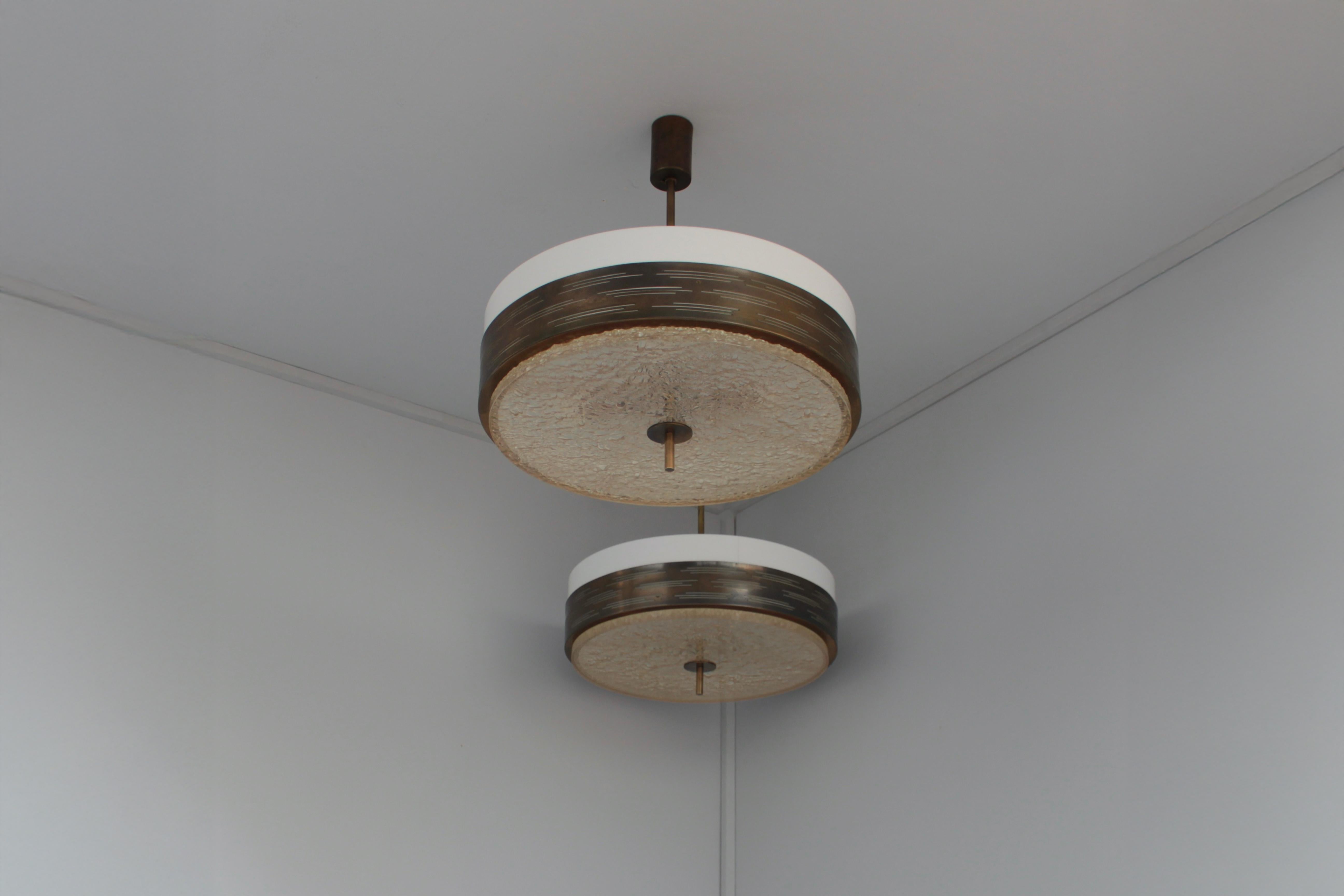 Mid-Century moderno 2 raffinati pendenti francesi degli anni '60 in Dallux, metallo e perspex in vendita
