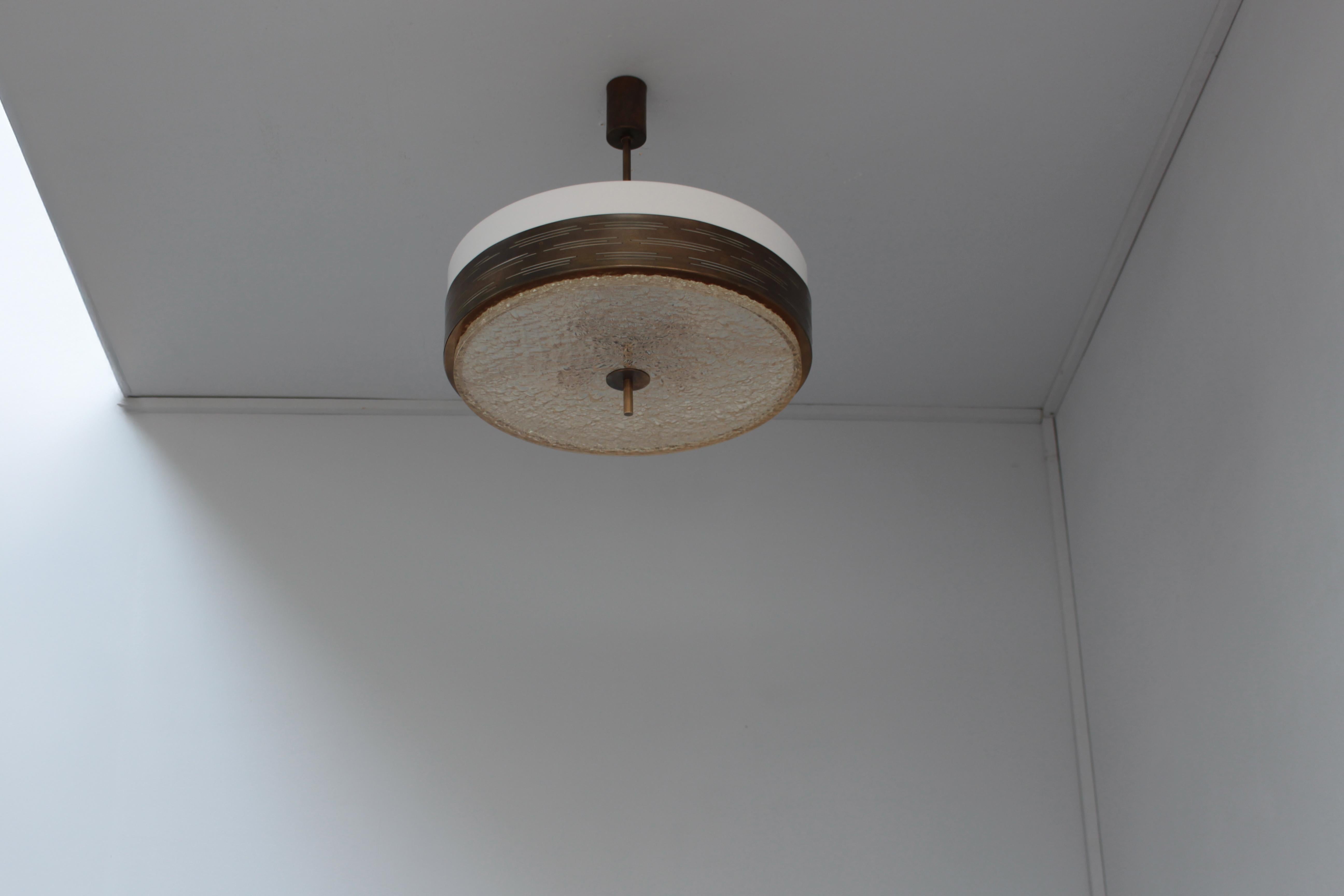 2 raffinati pendenti francesi degli anni '60 in Dallux, metallo e perspex in vendita 1
