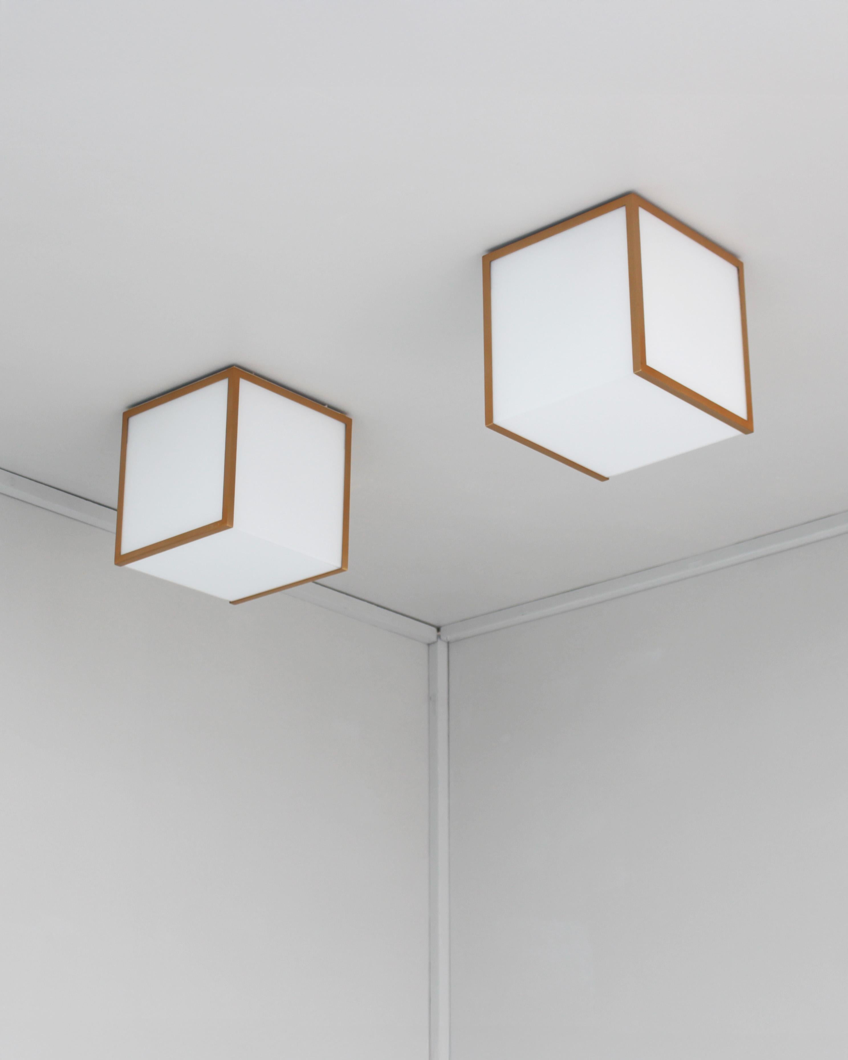 Minimalistisches Design mit einem leichten Messingrahmen, der die weiß emaillierten Glasdiffusoren hält.
Die unteren Glasabdeckungen lassen sich zum Auswechseln der Glühbirnen leicht abnehmen.
Unterschrieben.

Der Preis gilt pro Halterung