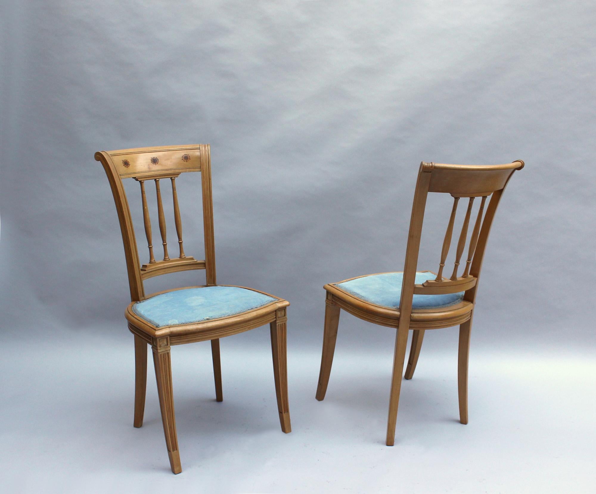 En sycomore avec pochoir floral, fuseaux tournés raffinés et détails sculptés.

Signé R. Damon et Bertaux - Paris 

Le prix est par chaise.

 