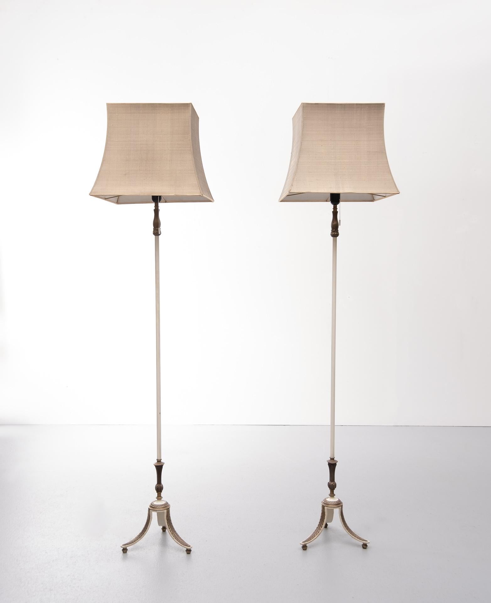 2 very nice elegant French floor lamps. White metal uprights with brass leafs and details. Tripod feet
comes with beautiful vintage silk shades. Pull down switch. Superb set, 1950s.
