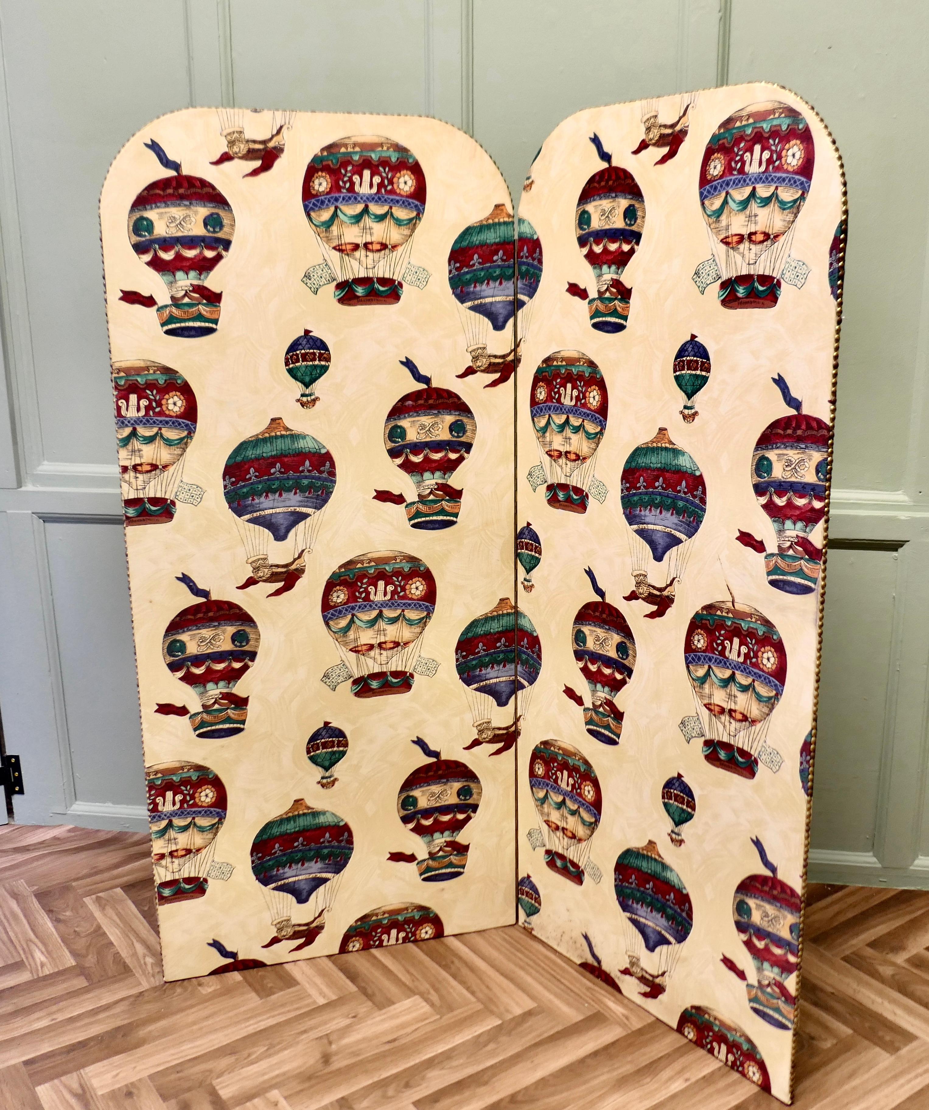 2 Fold Screen with Hot Air Balloons In Good Condition For Sale In Godshill, Isle of Wight