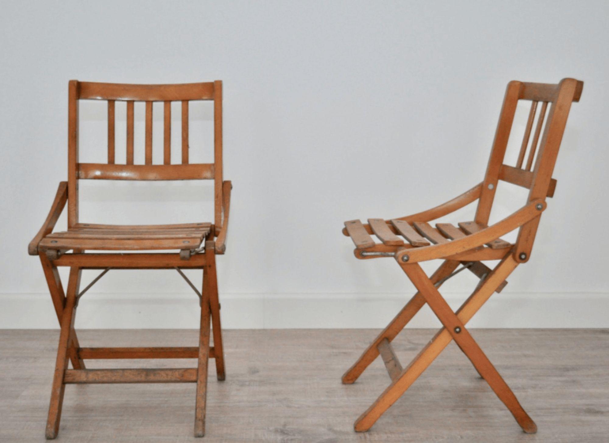Bringen Sie einen Hauch von Vintage-Charme in Ihr Zuhause mit diesem entzückenden Set aus zwei klappbaren Kinderstühlen von Fratelli Reguitti aus den 1960er Jahren. Diese Stühle sind nicht nur eine nostalgische Anspielung auf das Design der