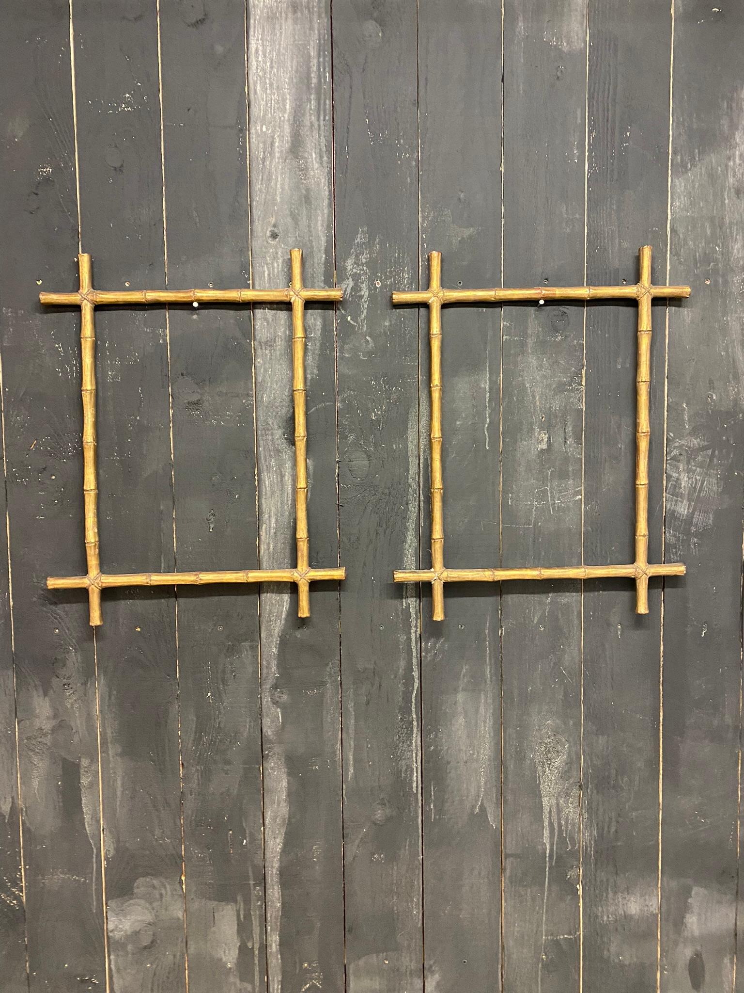 2 Frames in gilded stuccoed wood, decorated in imitation of bamboo
Late 19th century.
A groove allows them to be used with a painting, an engraving or a mirror
The useful dimension of the frame is 49 x 36 cm (19.30