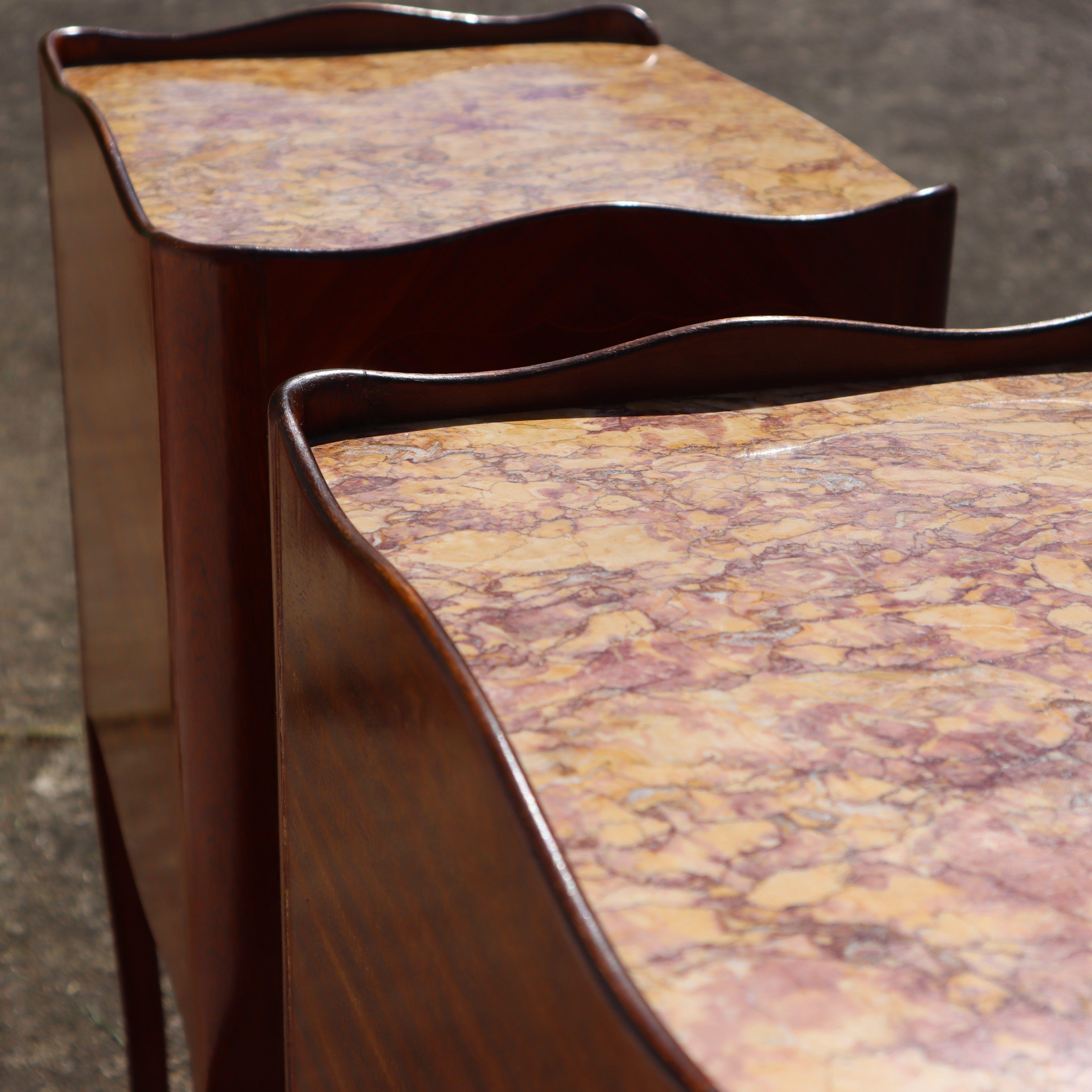 2 Tables de nuit anciennes en marqueterie de bois de rose - Paire de tables de nuit en marbre et bois  en vente 3