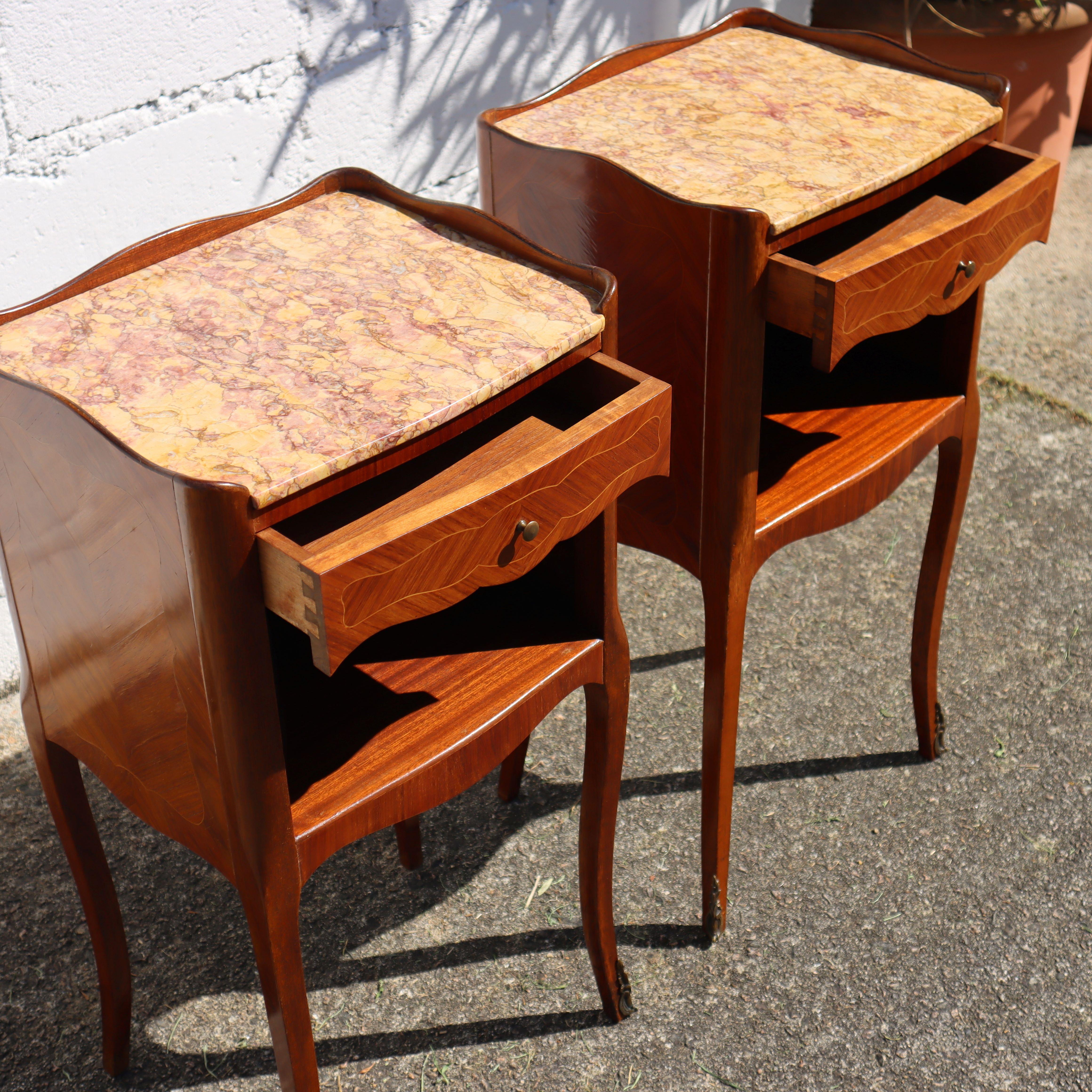 2 Tables de nuit anciennes en marqueterie de bois de rose - Paire de tables de nuit en marbre et bois  en vente 6