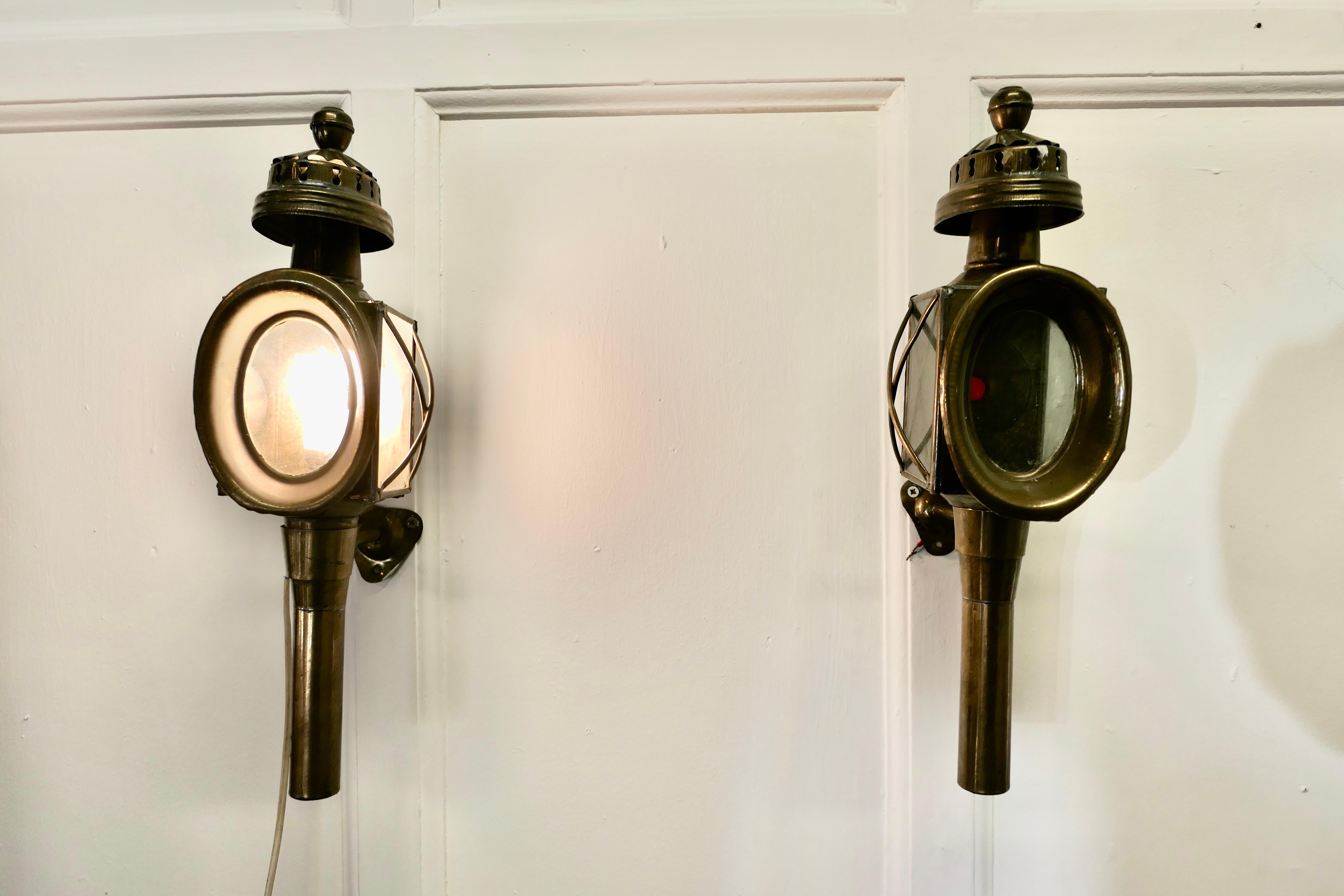2 French Electrified Brass Carriage Lights, Wall Lanterns

2 Lovely pieces, dating back to the 19th century 
Wonderfull authentic pieces, they are made in brass 
These lights would have been used on the side of a carriage, originally they would have