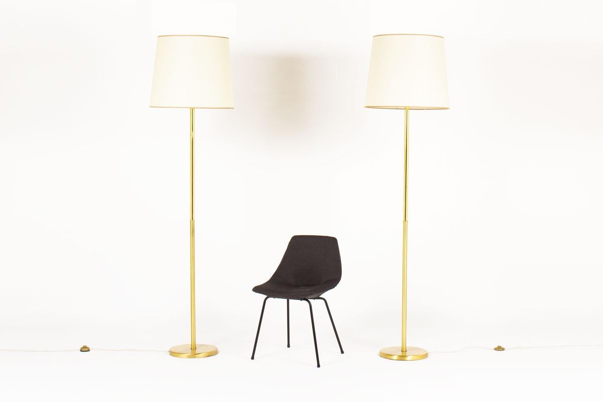 Ensemble de 2 lampadaires hauts, conçus pour un appartement parisien dans les années 50. 
Composé d'une base et d'un bras en laiton massif, avec un abat-jour en papier beige sur mesure avec bordure dorée.
