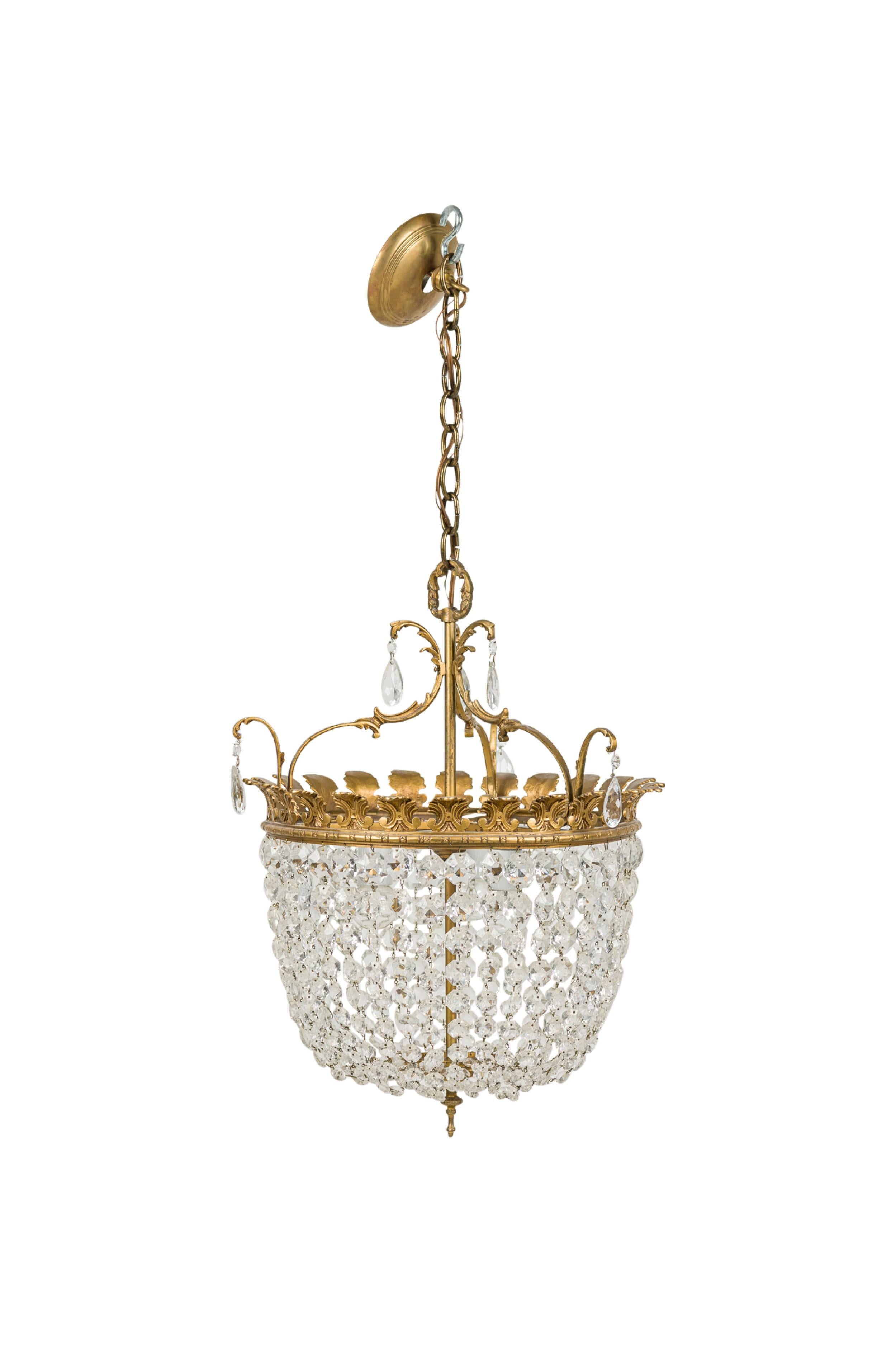 2 lampadari francesi del Mid-Century con una parte superiore rotonda in ottone che sostiene fili di cristalli multipli che si uniscono in un terminale inferiore (PREZZO OCCASIONALE)