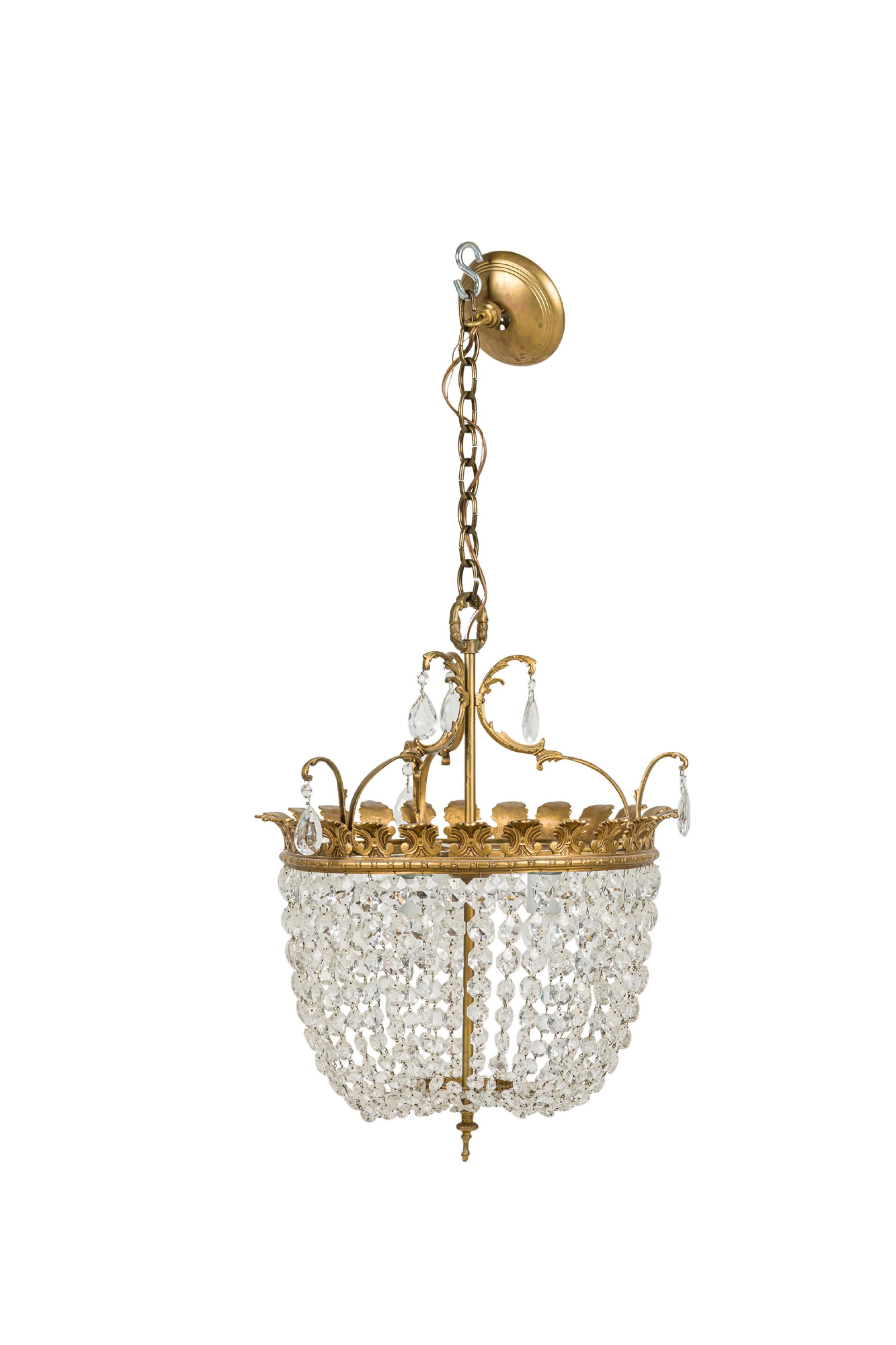 Mid-Century moderno 2 lampadari francesi del Mid-Century con un piano rotondo in ottone che sostiene diverse grida in vendita