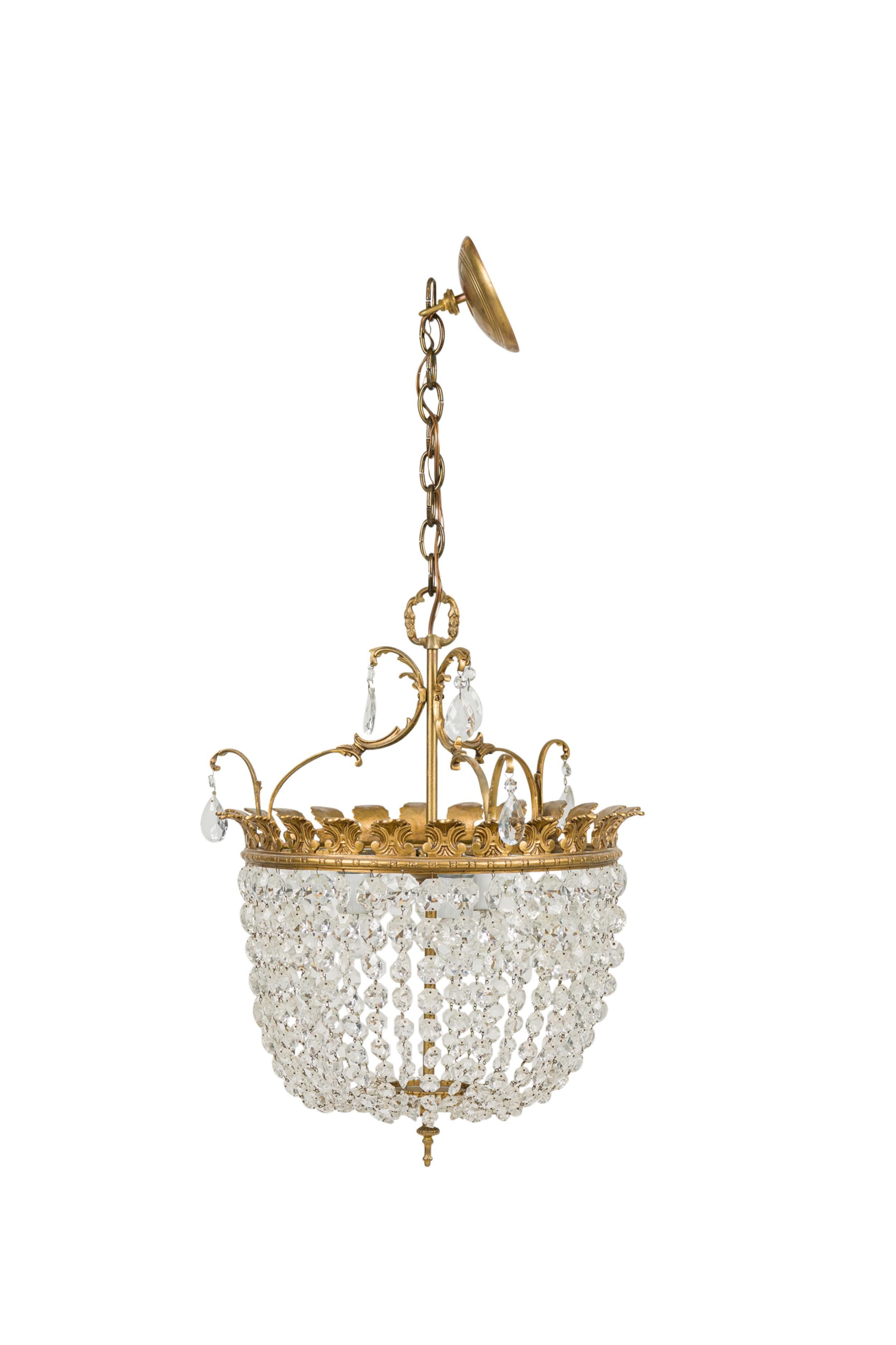 Francese 2 lampadari francesi del Mid-Century con un piano rotondo in ottone che sostiene diverse grida in vendita