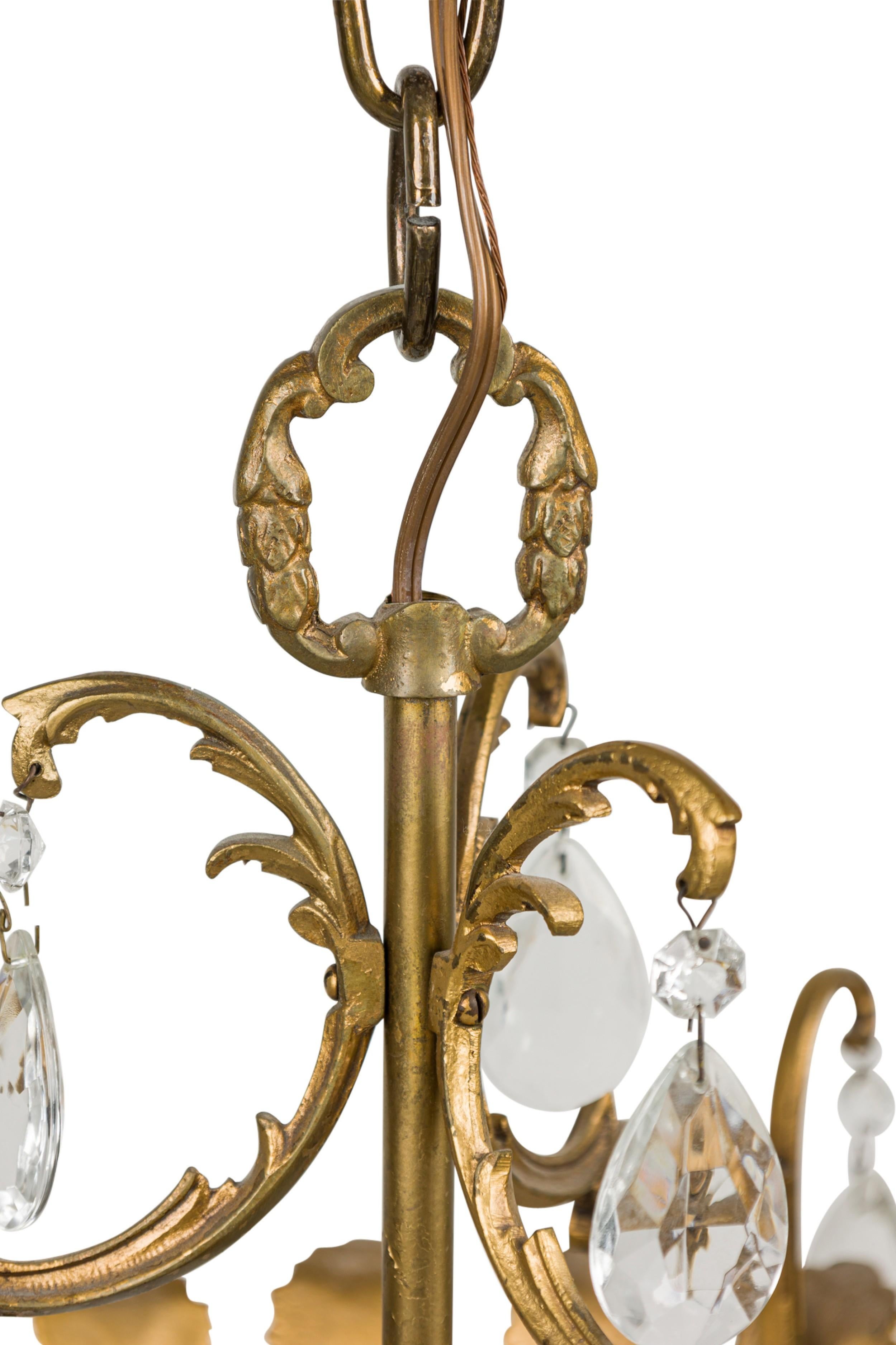 Fatto a mano 2 lampadari francesi del Mid-Century con un piano rotondo in ottone che sostiene diverse grida in vendita