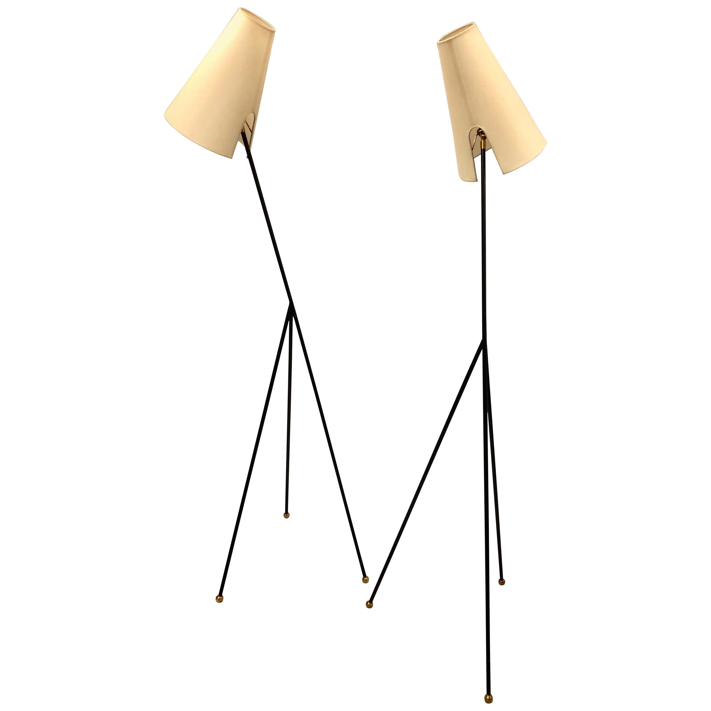 Elegant, sculptural French Mid-Century Modern enameled wrought iron floor lamp attributed to Disderot. The standing lamp has a stunning triangulated form, elegant tapered legs terminating in brass ball finials and finished with conical shades that