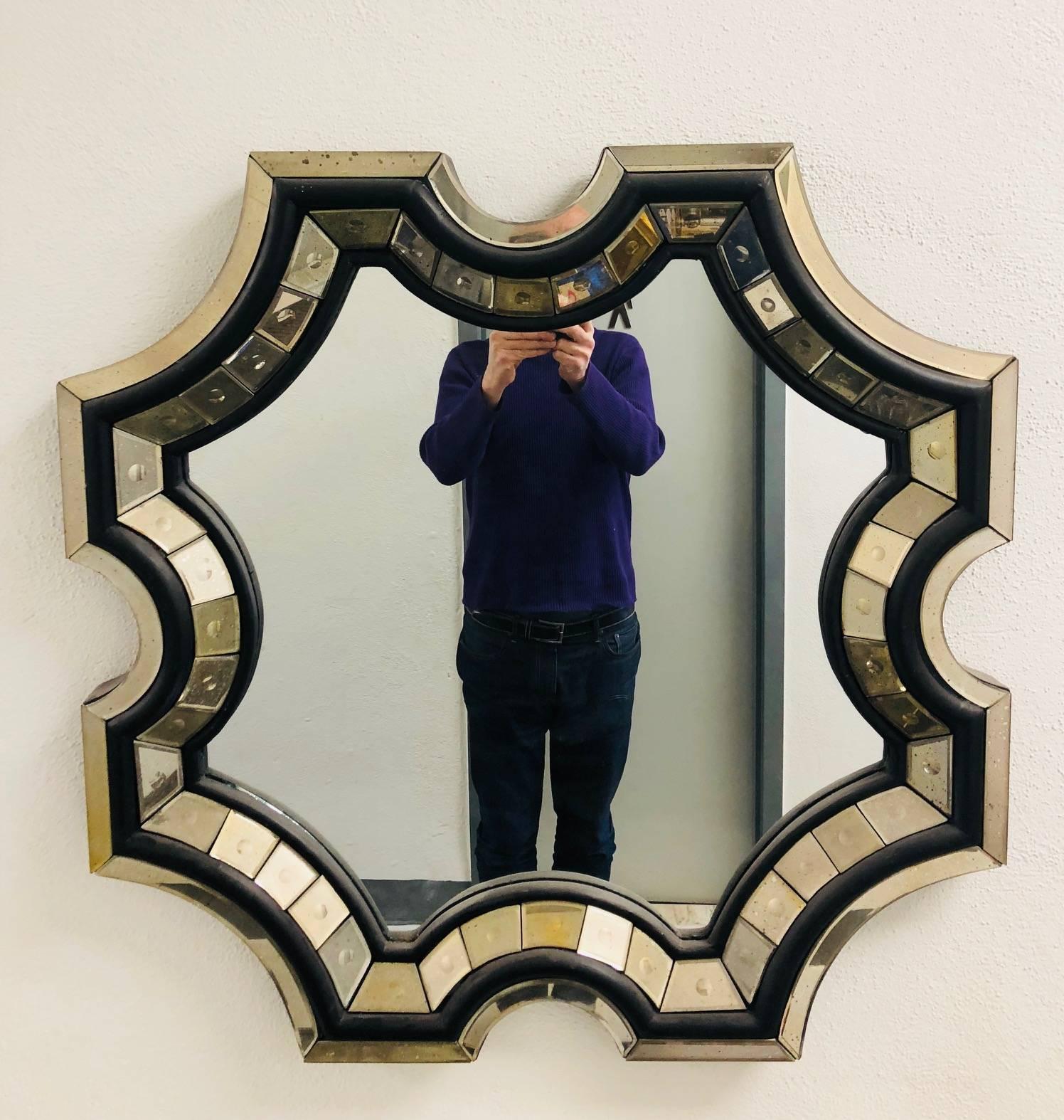 2 elegante, handgefertigte, französische achteckige Wandspiegel mit modernen und neobarocken Einflüssen und im Stil von Serge Roche. Die Spiegel haben  eine seltene Form A und werden aus handgeschliffenem Spiegelglas mit feinem Winkel hergestellt 