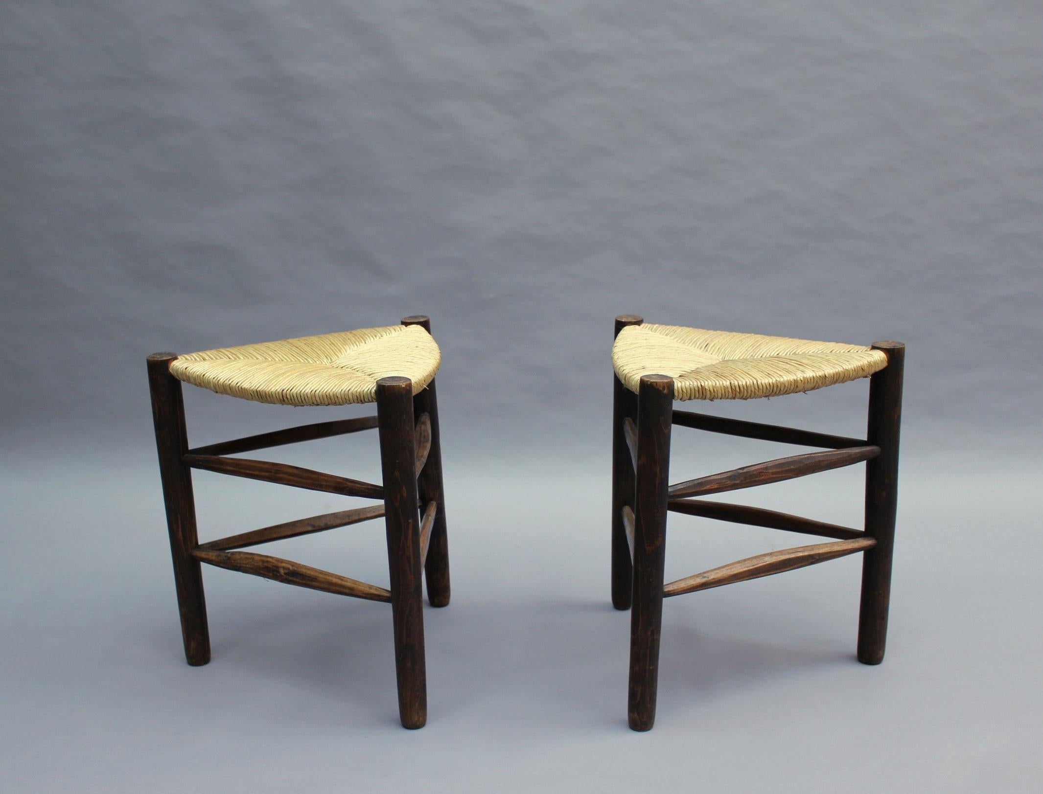 Mid-Century Modern 2 tabourets triangulaires français du milieu du siècle dernier par Pierre Faucheux en vente