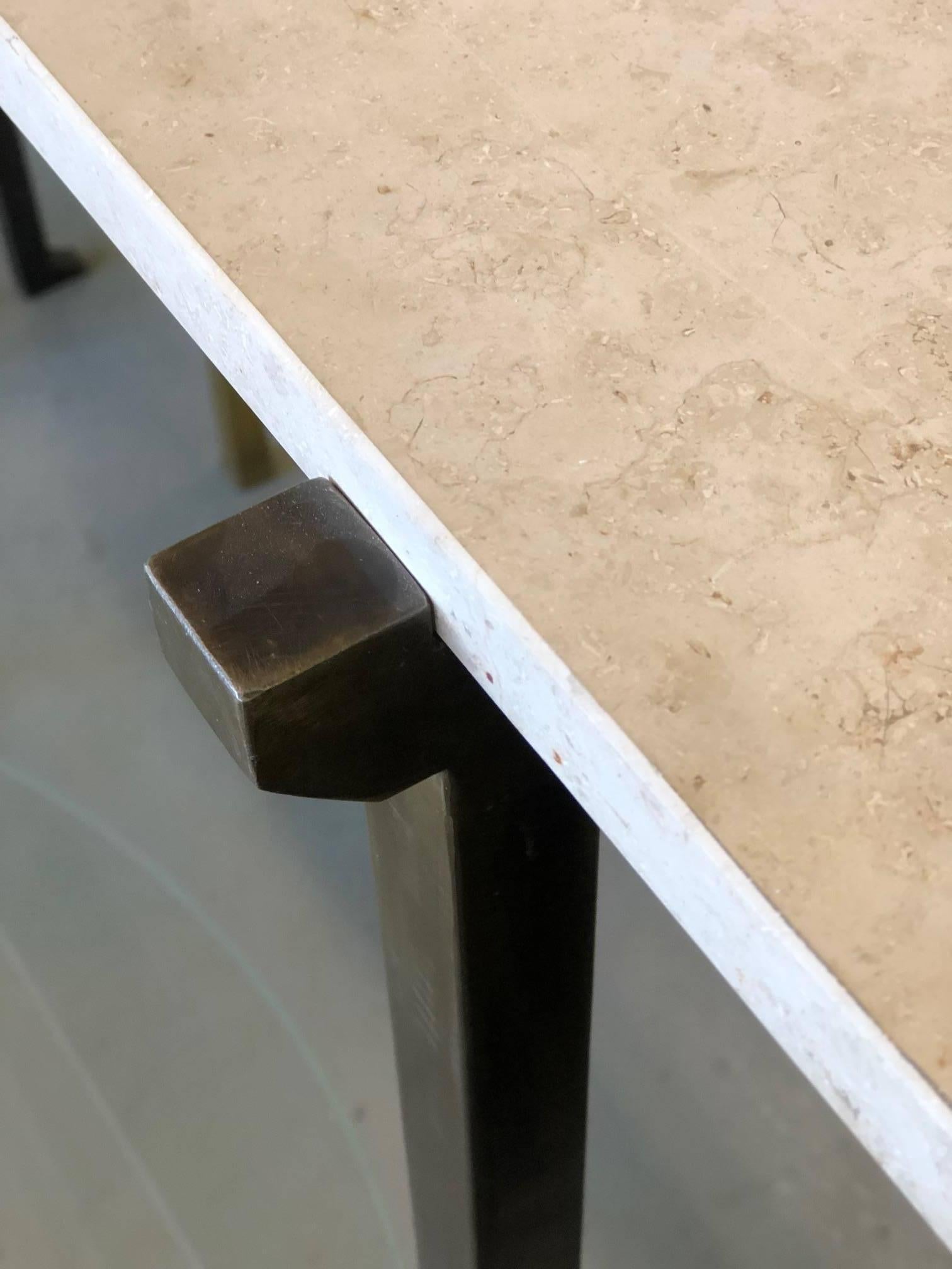 Français 2 Consoles modernes françaises néoclassiques en fer forgé bronzé, style Marc Duplantier en vente