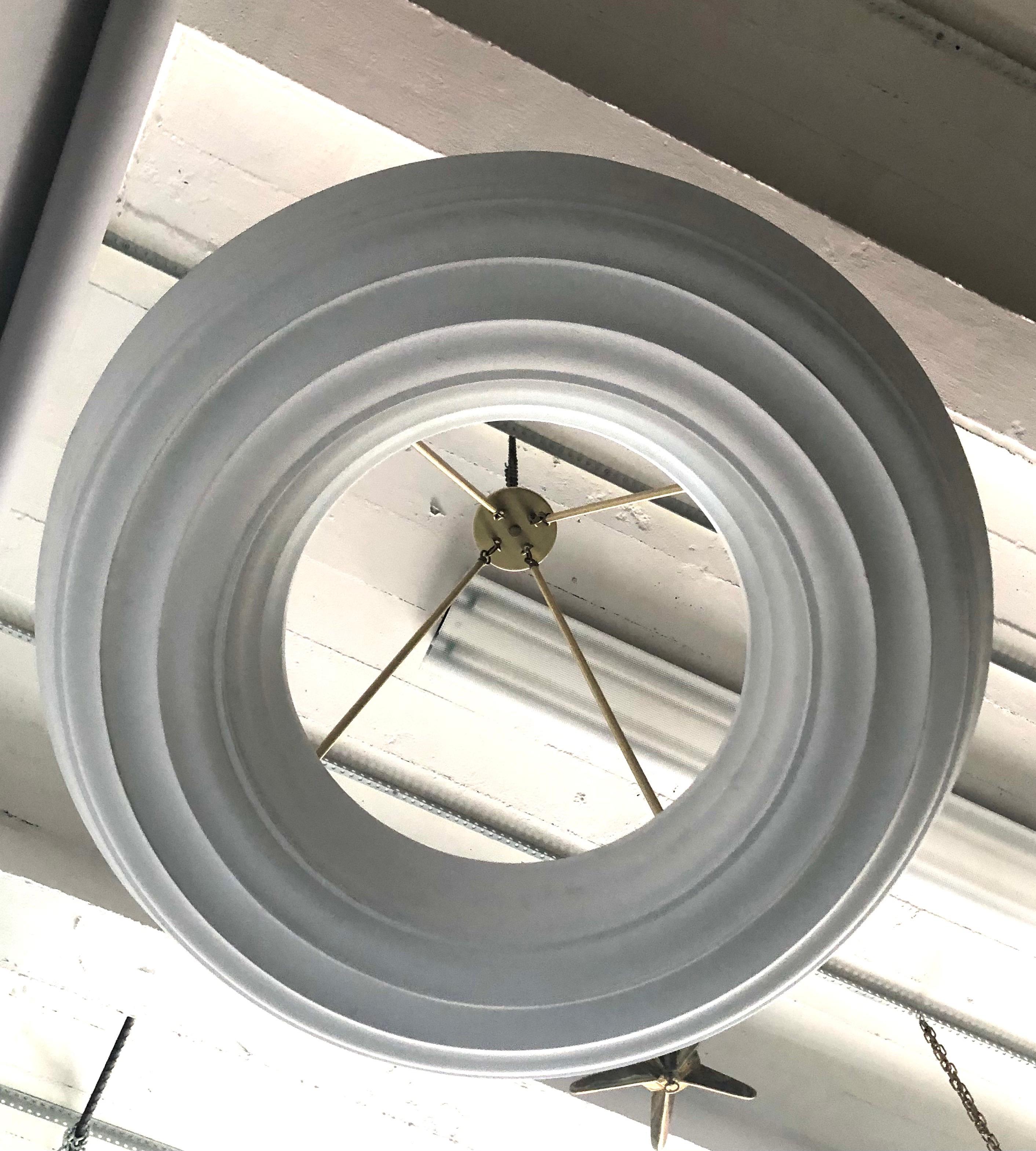 2 lampadari neoclassici moderni francesi in gesso e ottone, stile Serge Roche in vendita 1