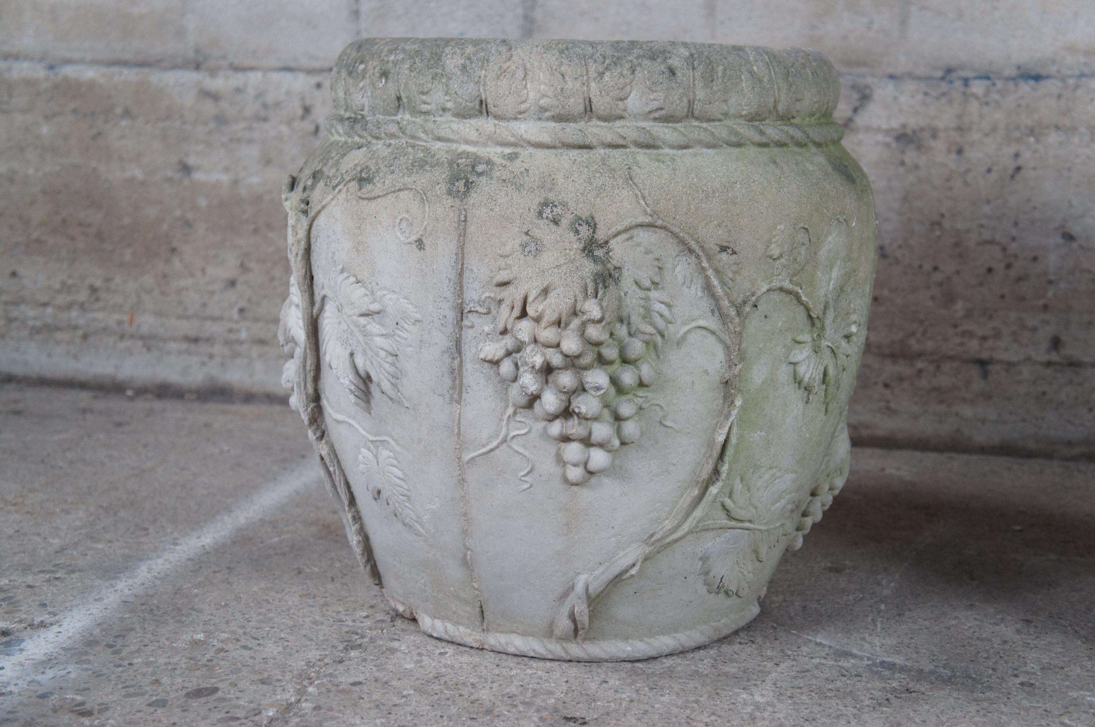 2 vases néoclassiques français en haut-relief pour jardinières de vigne et urnes de 135 kg en vente 4