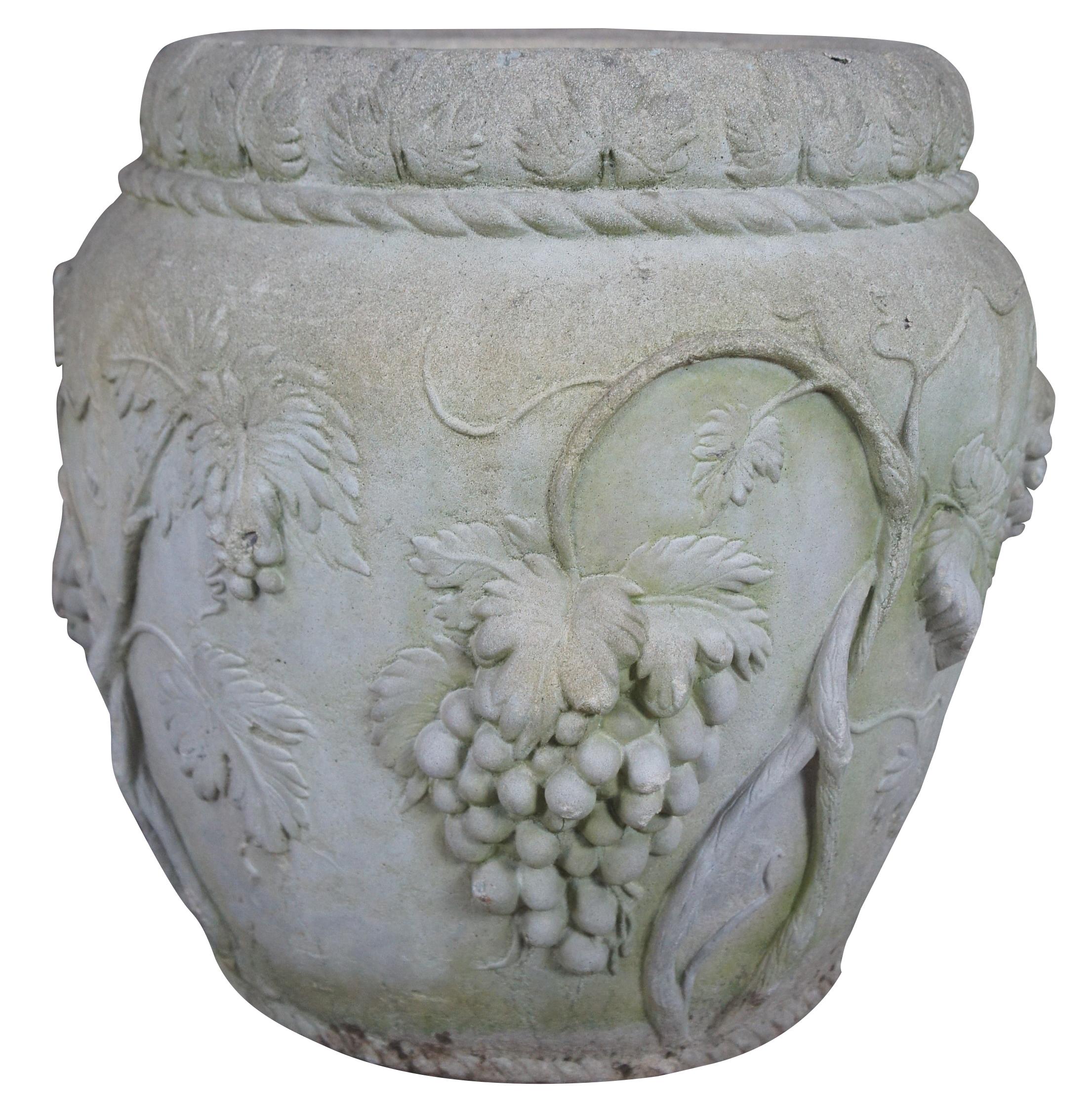 Néoclassique 2 vases néoclassiques français en haut-relief pour jardinières de vigne et urnes de 135 kg en vente