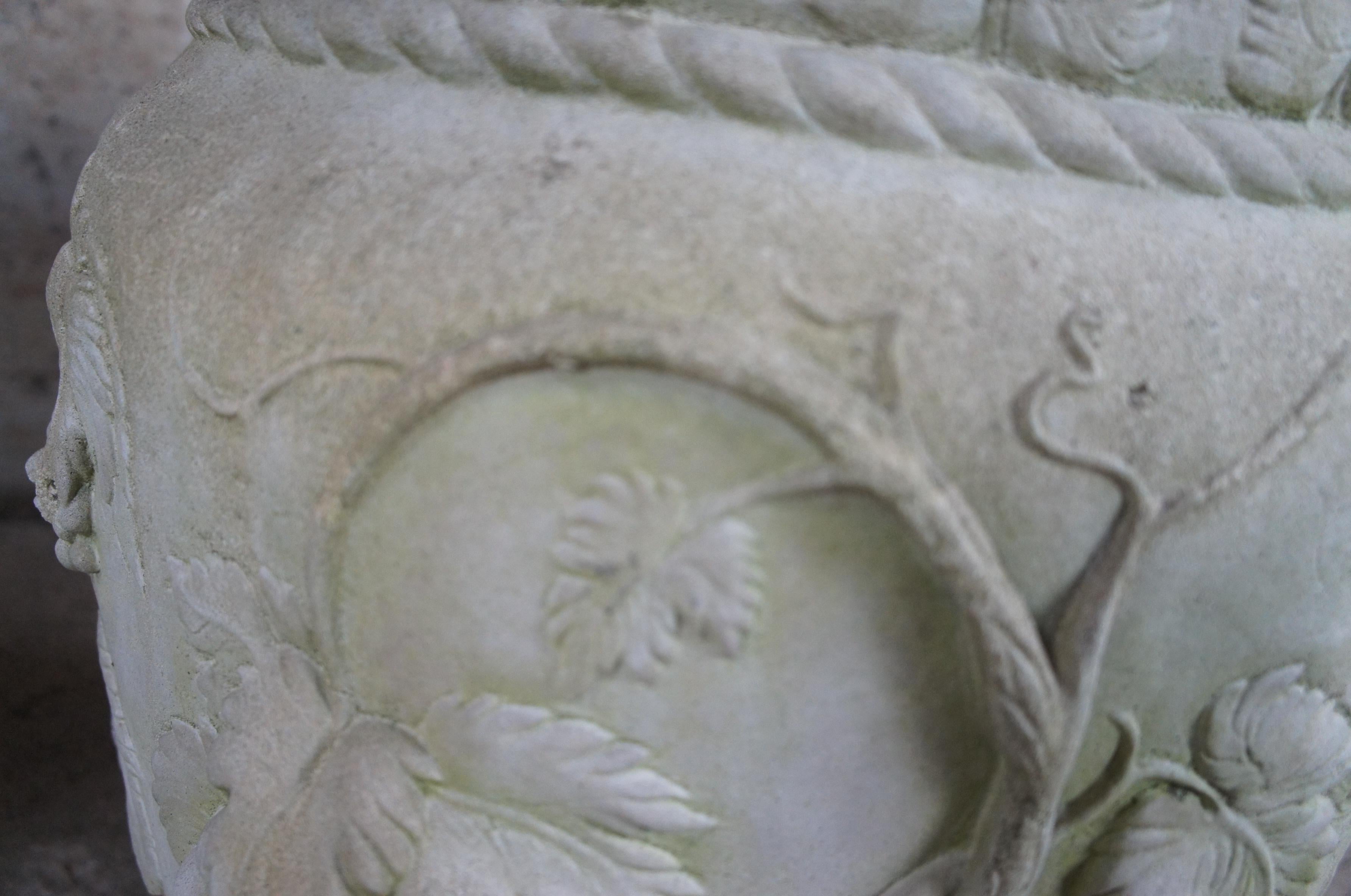 2 vases néoclassiques français en haut-relief pour jardinières de vigne et urnes de 135 kg en vente 2
