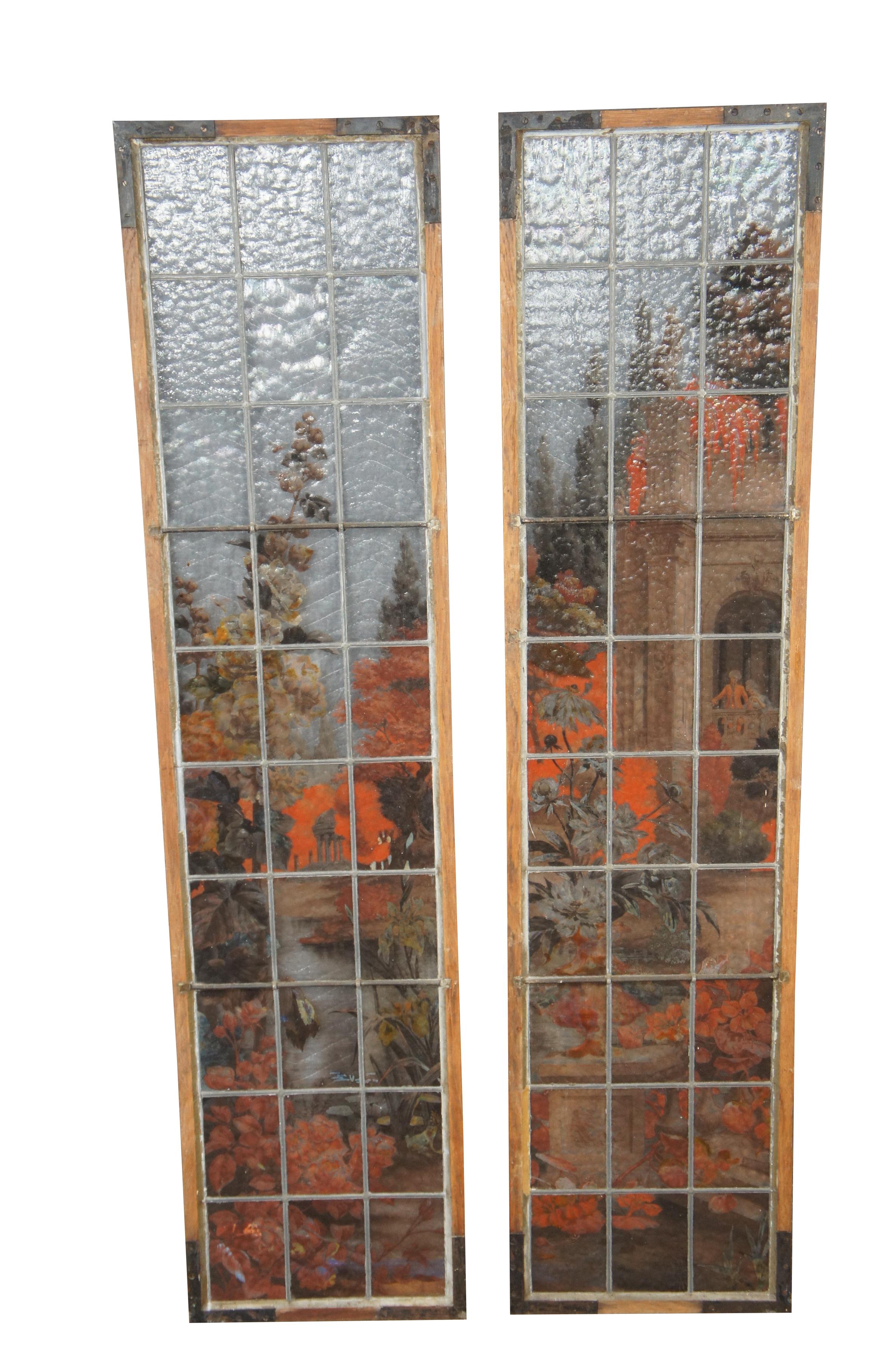 2 Vintage zurückgewonnen Französisch gemalt und gebrannt Bleiverglasung Fenster.  Neoklassizistische botanische Gartenszene mit weinroten Blumen und Architektur.  Signiert E Couet an der Unterseite des einen.

Abmessungen:
 15