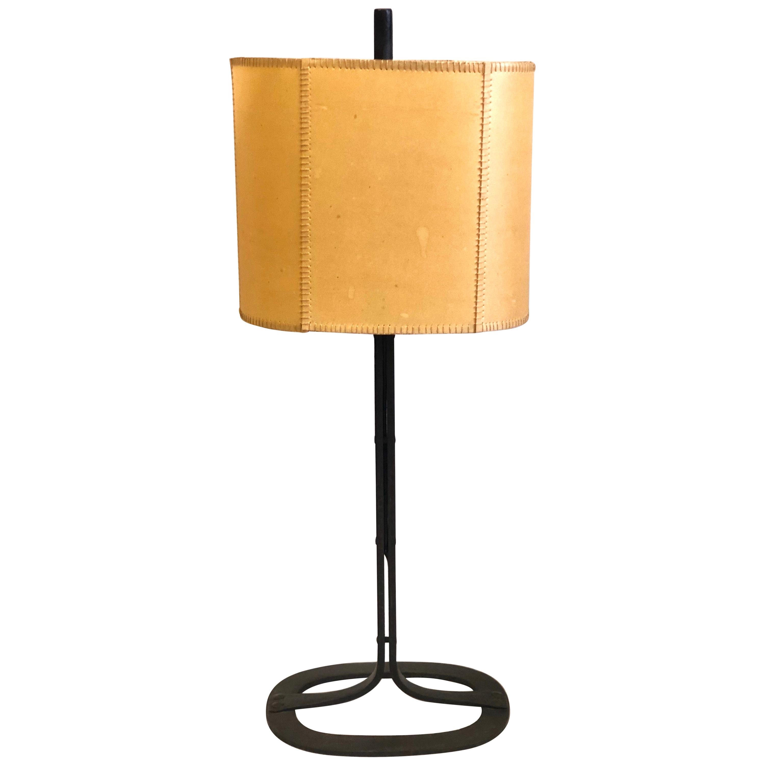 Lampe de table française du milieu du siècle en fer forgé et parchemin attribuée à Gilbert Poillerat