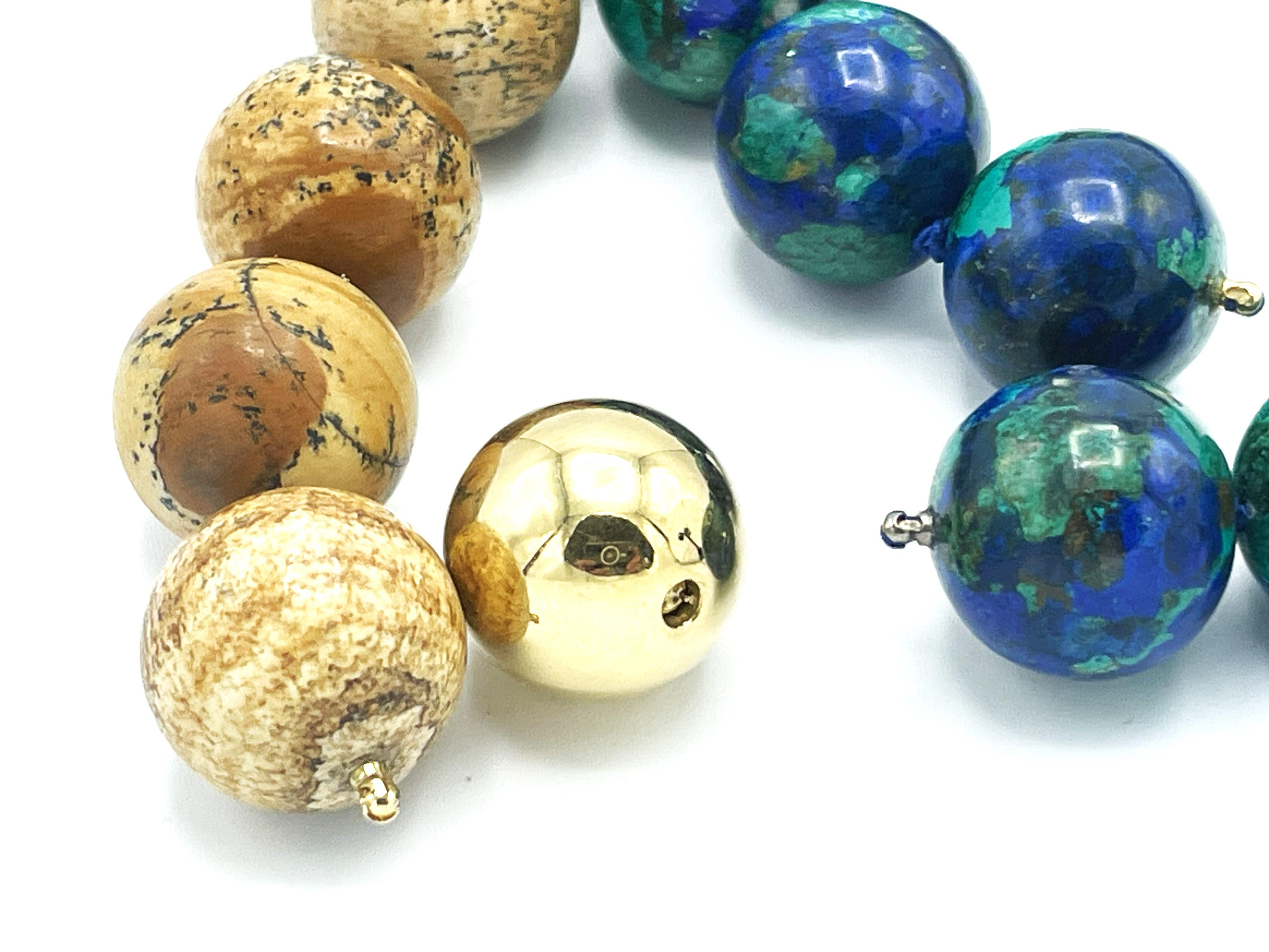 Circa
Entrambe le collane di pietre preziose,  L'Azurite-Malacite e il paesaggio Jaspis possono essere indossati con una sfera intercambiabile in oro fino 24 carati da 14 grammi, come chiusura. 
Azurit-Malachit lunghezza collana 15,5 pollici (40 cm)