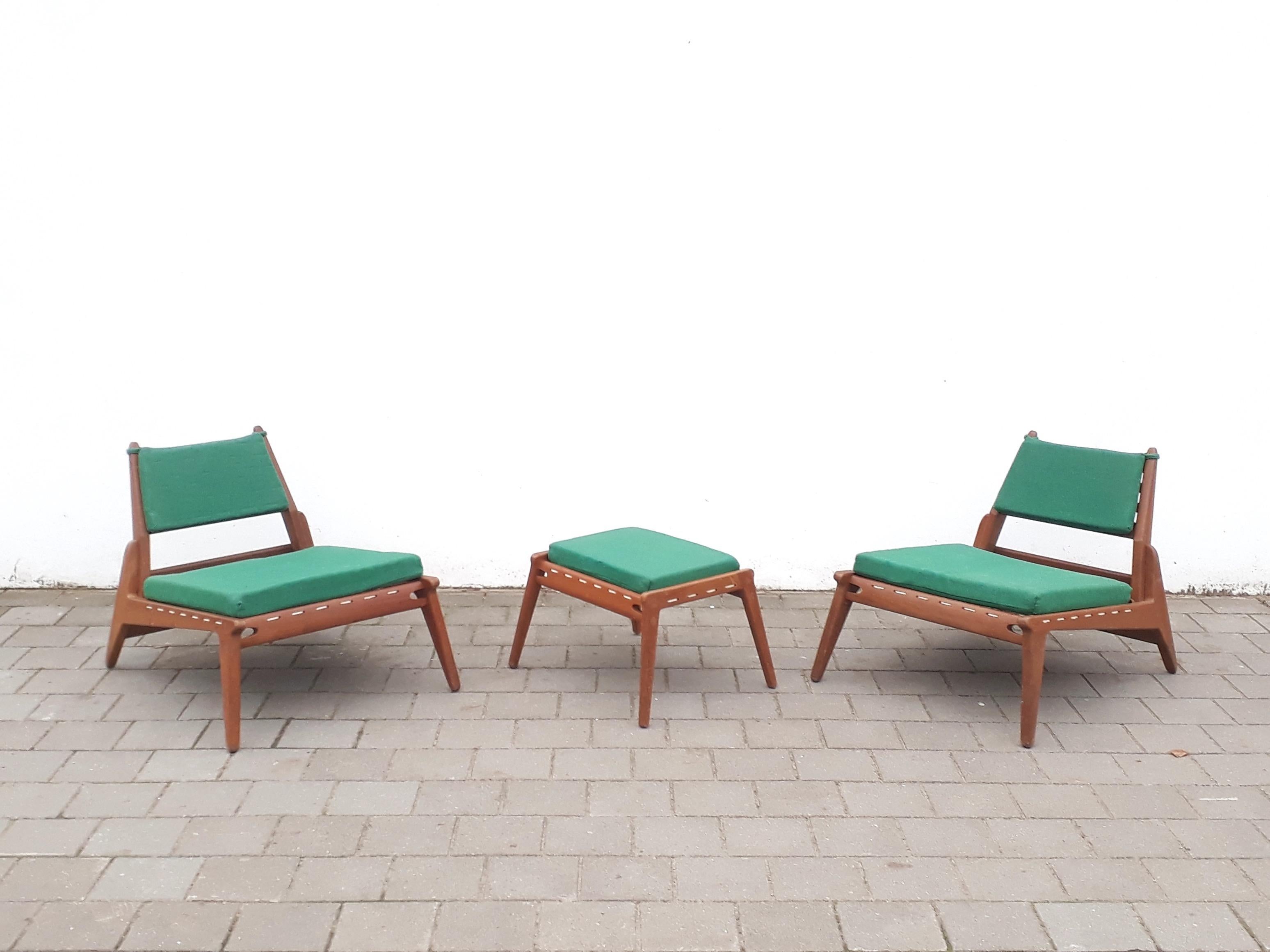 A pair of sculptural hunting chair with a nice Nordic lounge style dating from the 1950s. They originate from Germany, and we believe in an Otto Frei design. Organic teak wood structure with a pine green textile and stained oak structure. They show