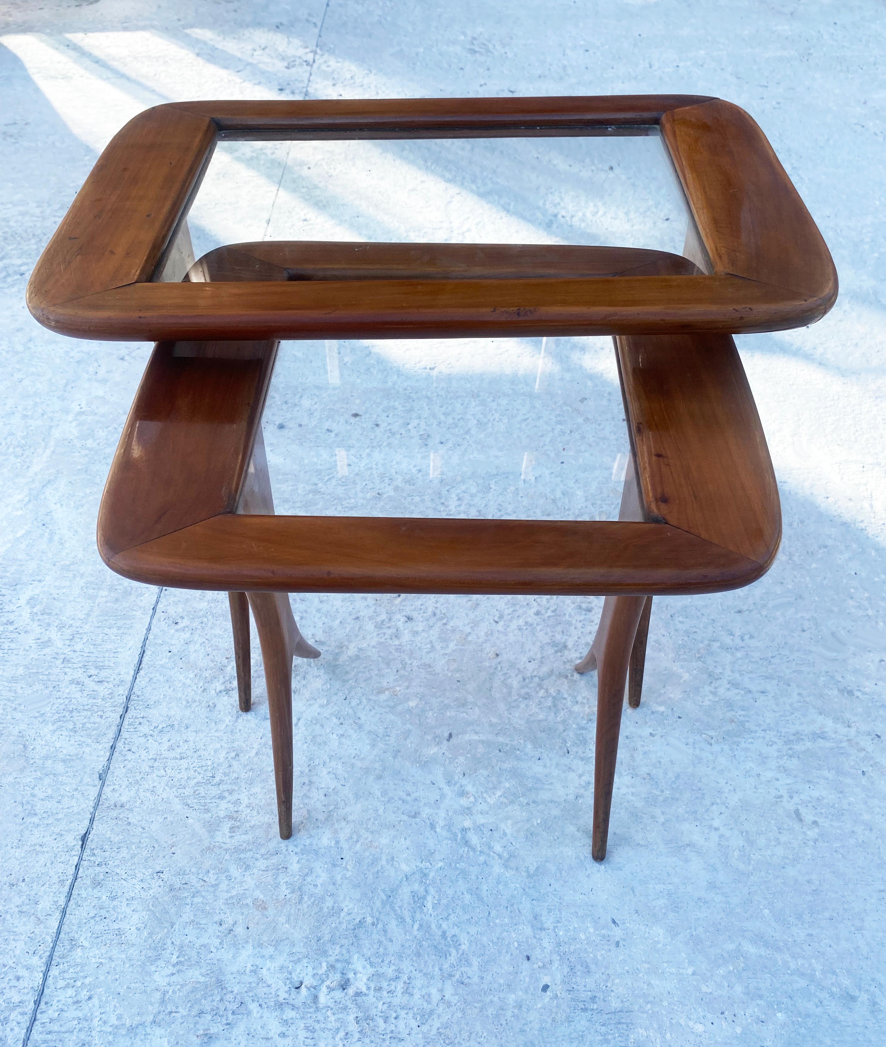 2 Gigognes coffee tables Raphael Raffel
Cherry and glass 1960
48 x 31.5 x 48 cms
35 ,5 x 30 x 43 cms
1400 euros