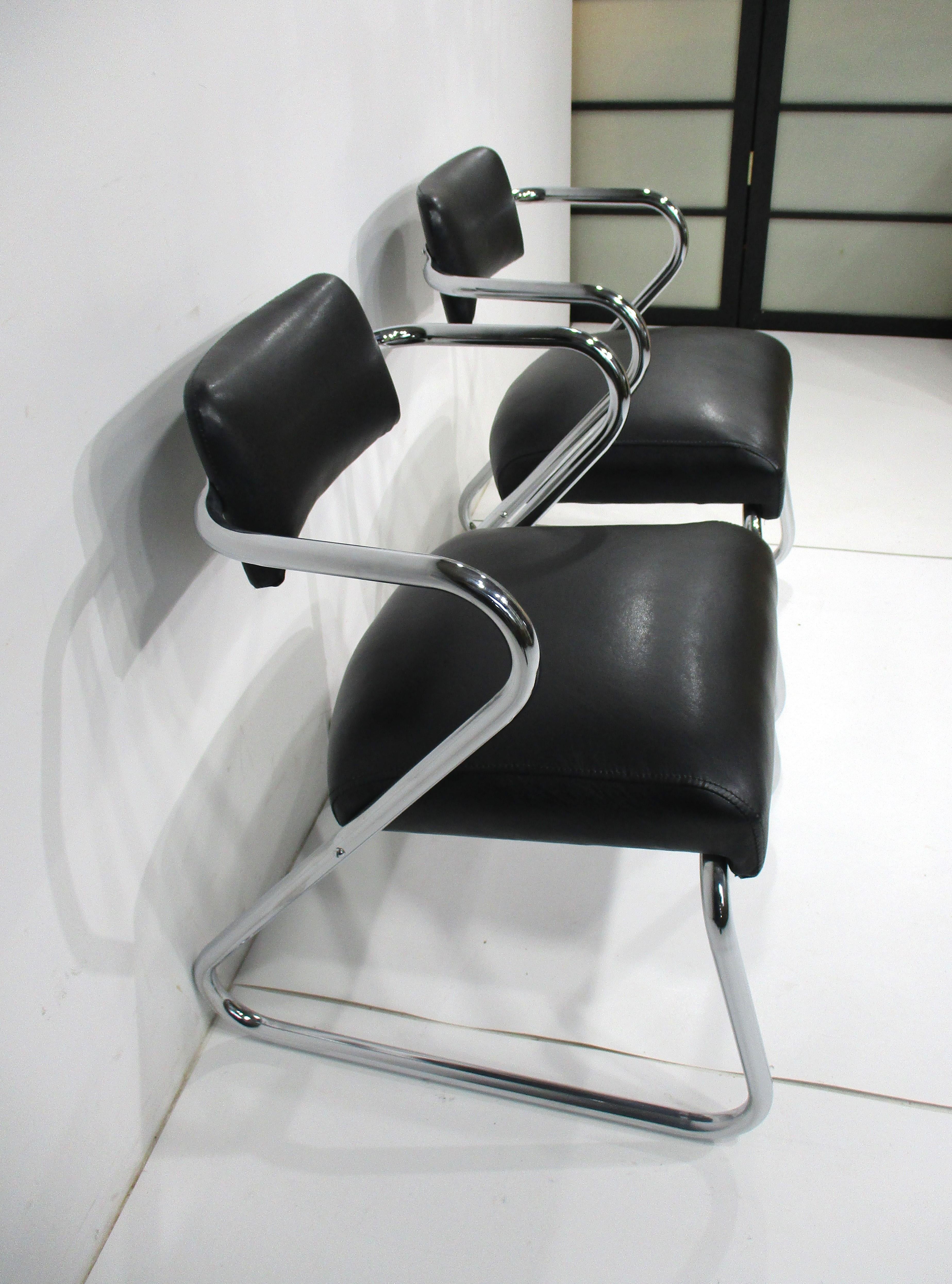 2 chaises Art Déco de style Gilbert Rohde à assise en Z (A)  en vente 3