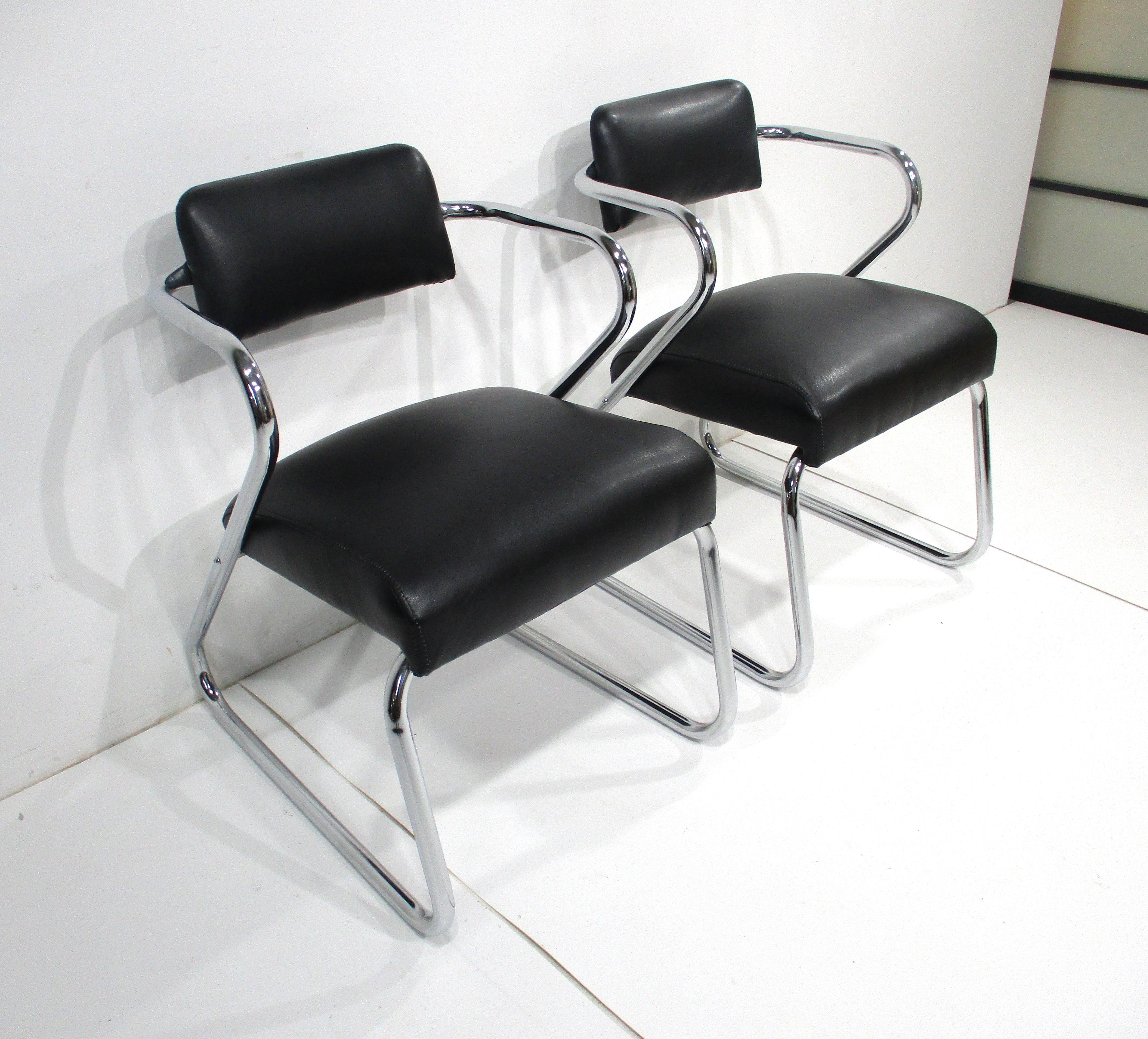 Art déco 2 chaises Art Déco de style Gilbert Rohde à assise en Z (A)  en vente