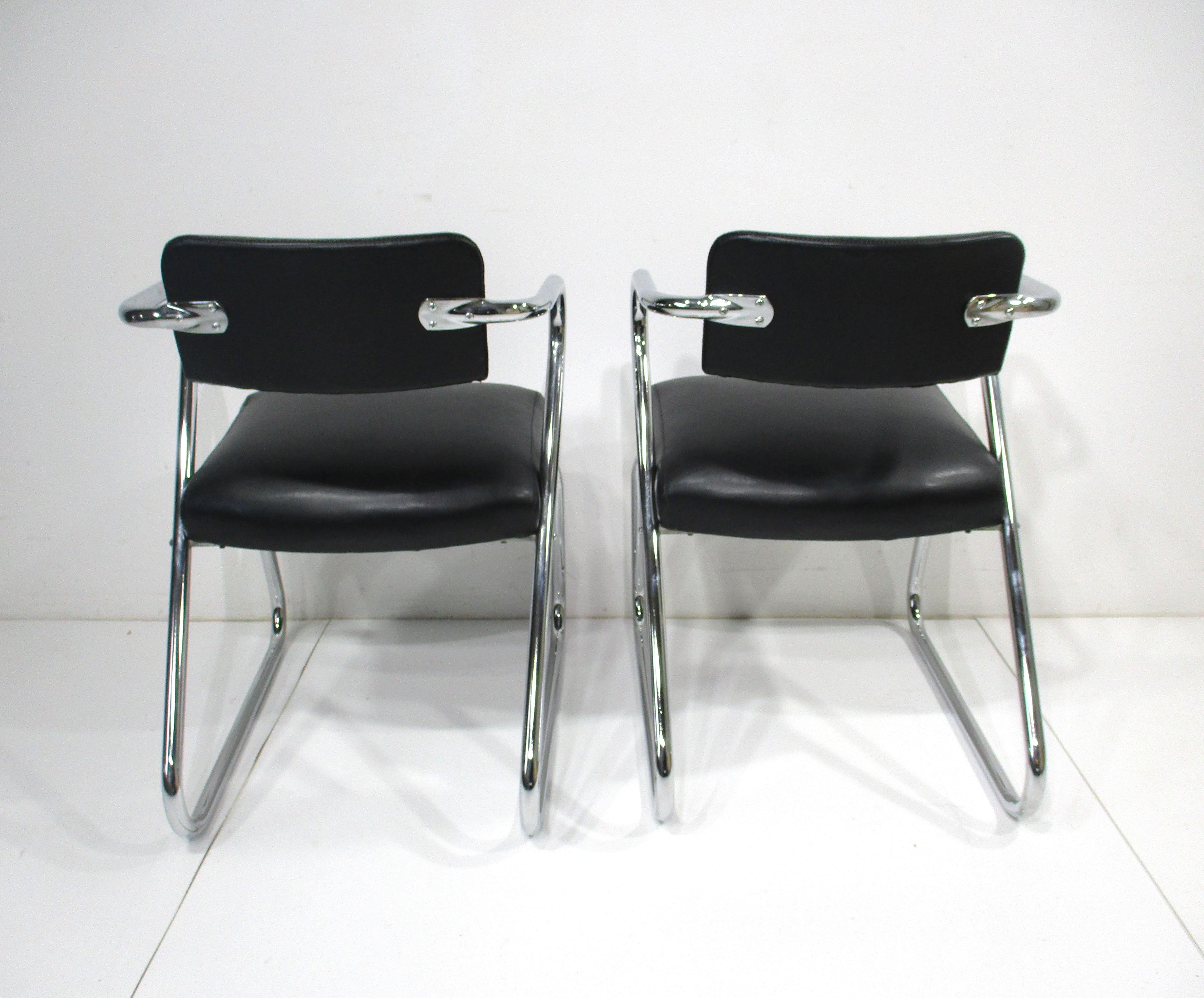 Américain 2 chaises Art Déco de style Gilbert Rohde à assise en Z (A)  en vente