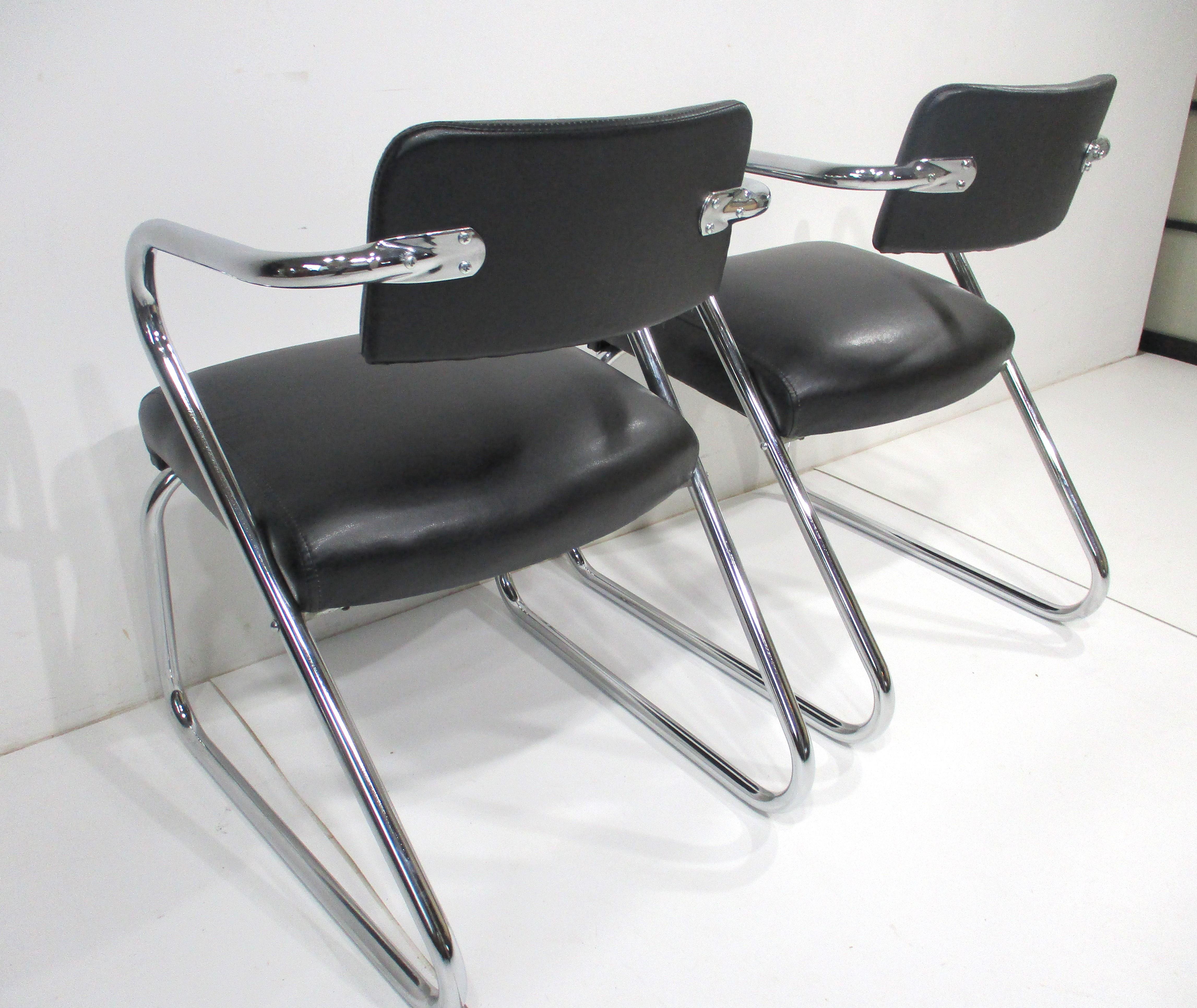 2 chaises Art Déco de style Gilbert Rohde à assise en Z (A)  Bon état - En vente à Cincinnati, OH