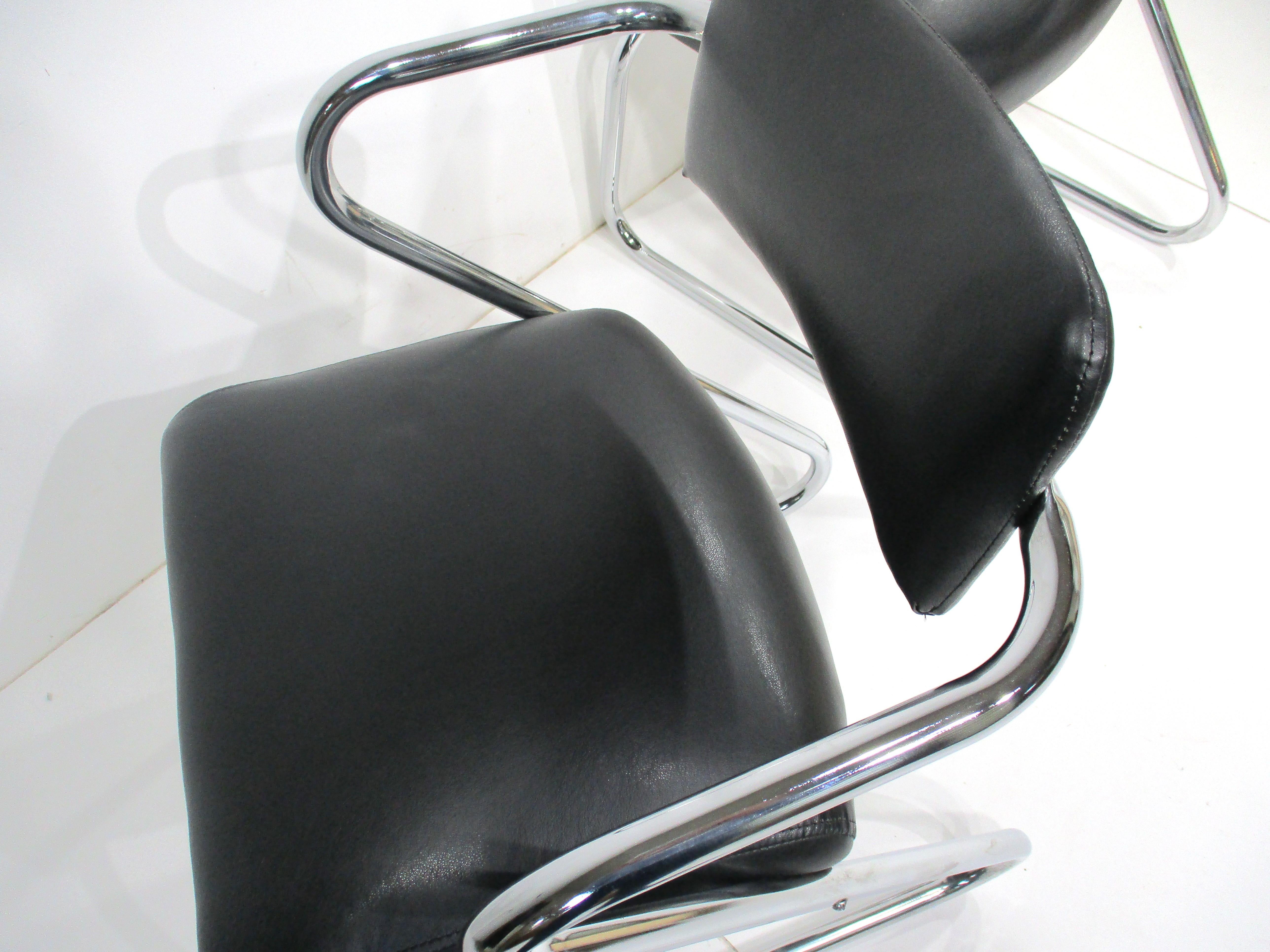 Tissu d'ameublement 2 chaises Art Déco de style Gilbert Rohde à assise en Z (A)  en vente