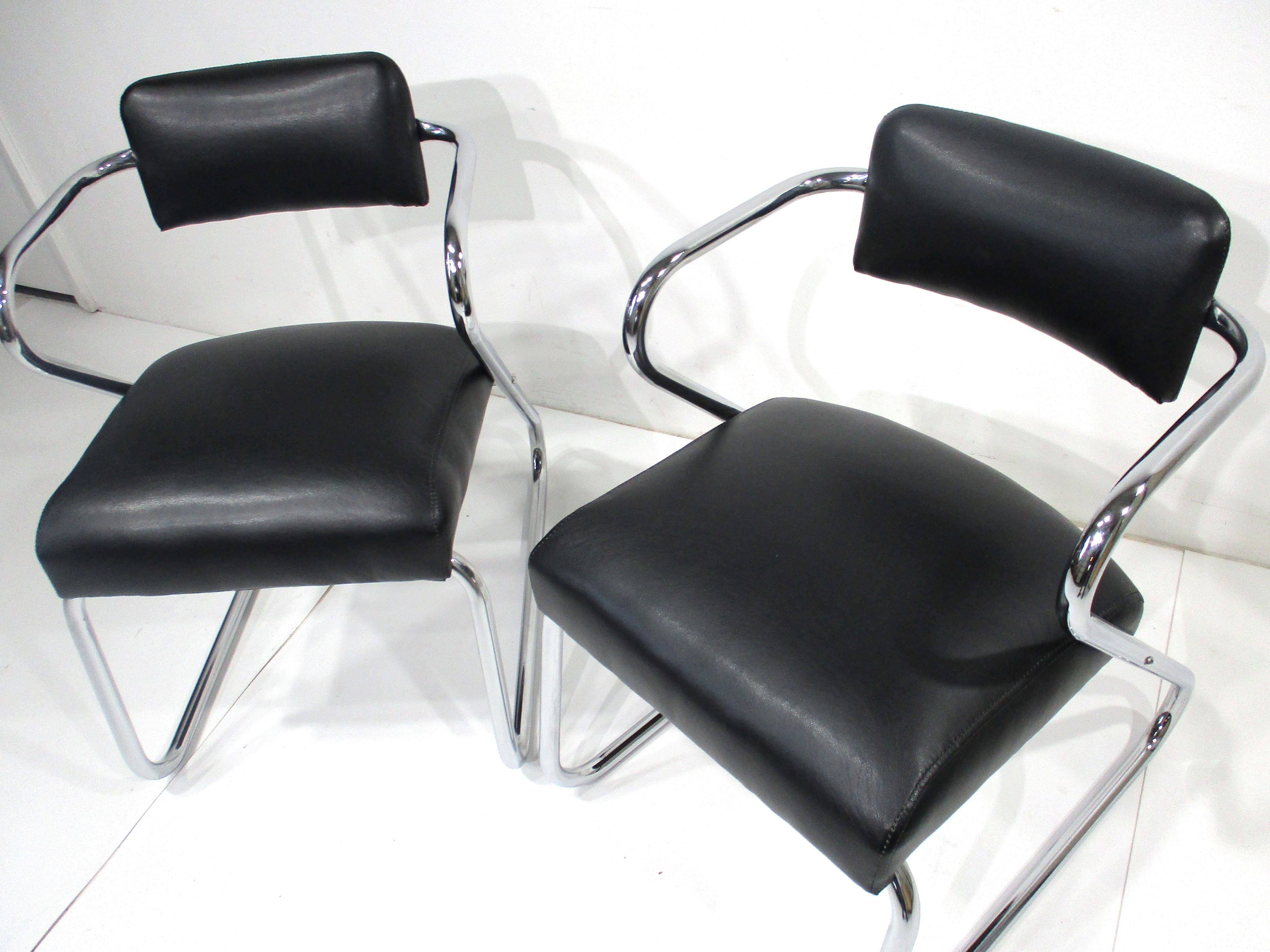 2 chaises Art Déco de style Gilbert Rohde à assise en Z (A)  en vente 1